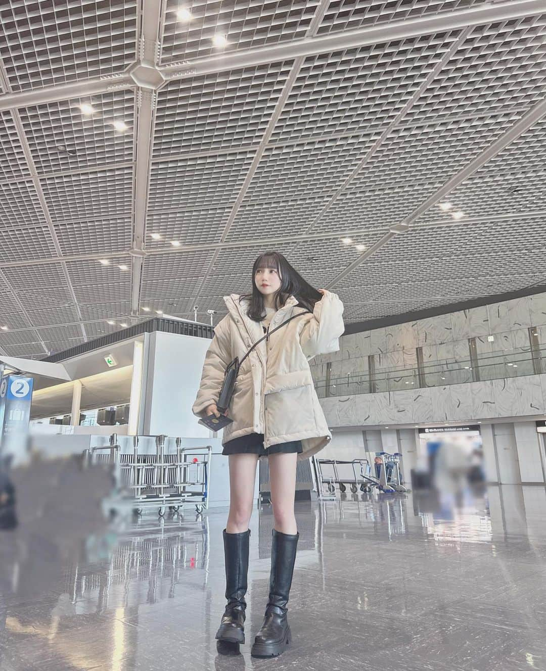 青葉ひなりさんのインスタグラム写真 - (青葉ひなりInstagram)「人生で初めて自力で海外来たよ…✈︎  ライブでは8ヶ国くらい？行ってるけど仕事以外で初めて海外来たの！  色々難しくて１日目から苦戦中だよ( ◜ᴗ◝)笑  タイに見せかけたけどタイじゃないよ笑  #airport #ootd#todayscode #ダウン #ダウンジャケット #ロングブーツ #オルチャン #オルチャンファッション #オルチャンコーデ」11月20日 22時46分 - hinari_festive