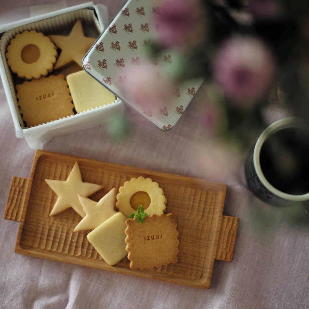 木本泉さんのインスタグラム写真 - (木本泉Instagram)「- @momo_k1014 の作る @momo_can14 が届いたよ🧡  人気のクッキー缶🍪  クッキーには"izumi" 可愛い❤️  何より缶も可愛い📦  食べてビックリ。美味しい😋  特に名前入りのシンプルなクッキー。懐かしい感じのクッキーでサクサク。そしてちょうど良い厚さ。  メイプル🍯クッキーは濃いめのコーヒーとよく合う☕️  手作りクッキーで何ともほっこり。 オーダーできたら今年の年末のお礼はこのクッキー缶にしようかな😌  桃ちゃんに初めて会ったのはCanCamの撮影。スタイリストさんとして。懐かしい🫧 何年？何十年前？だよねw  とびっきり明るい桃ちゃんが作るクッキーは、人柄がクッキーに出るようなhappyをもらえるクッキーでした！ ありがとう🤲  #クッキー#クッキー缶#もも缶」11月20日 22時46分 - izumikimoto