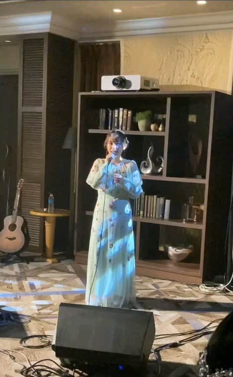 miwaのインスタグラム：「「ドレスの君が輝いている」をドレス姿の妹を見て歌ったらもう泣いてしまった、、、😭(早)」