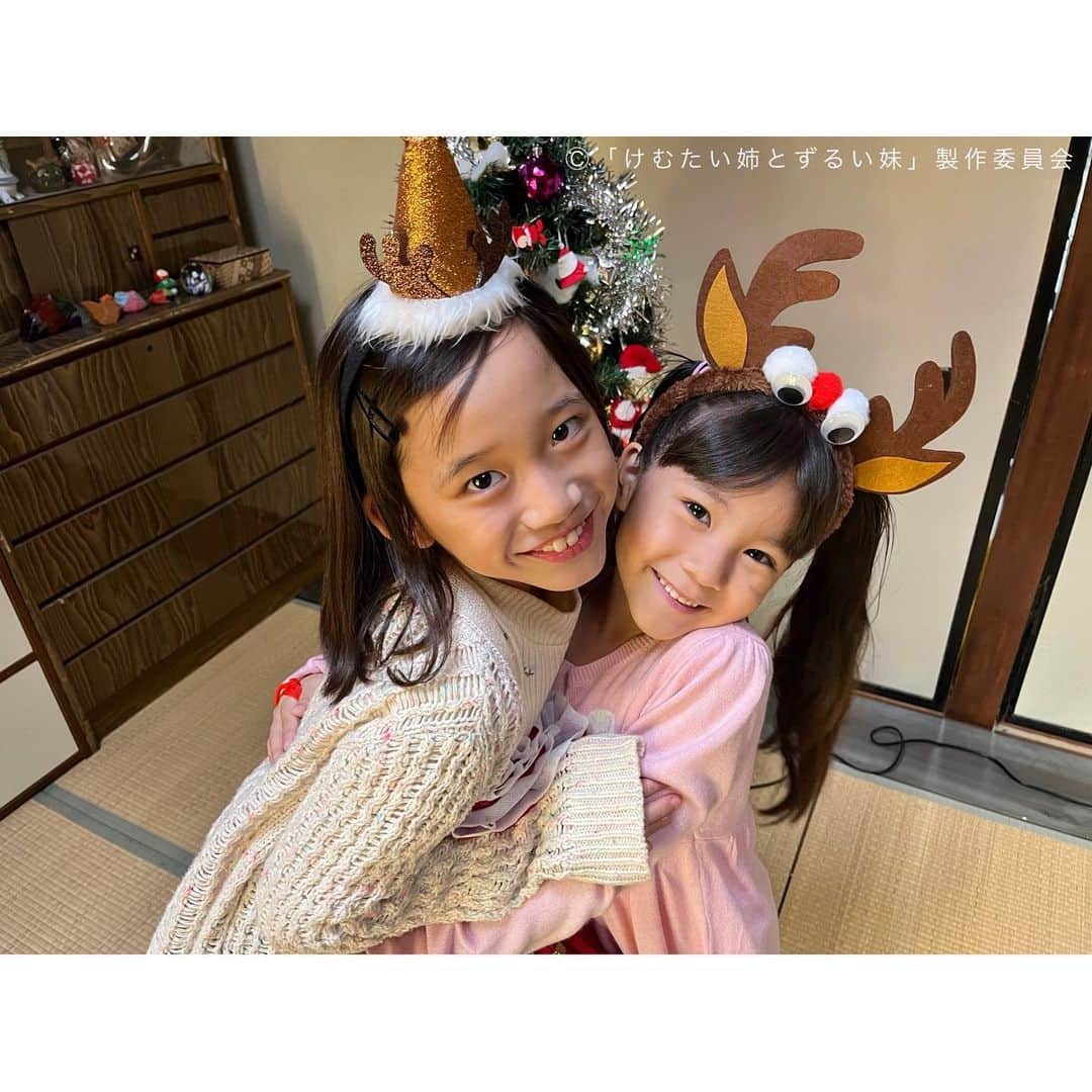 けむたい姉とずるい妹のインスタグラム：「. ちびじゅん( #横須賀京香 さん) ちびらん( #馬込瑚子 さん) アルバム写真撮影時の 仲良しオフショット📸  ／ 『#けむたい姉とずるい妹 』 第7話放送まで、あと15分！ ＼  見逃し配信は #TVer で配信中🎗 tver.jp/episodes/epm9l1zwyc  U-NEXTなどでも配信中💠  #テレビ東京 #けむずる  #栗山千明 #馬場ふみか #栁俊太郎  #桜田通 #雛形あきこ  #オフショット」