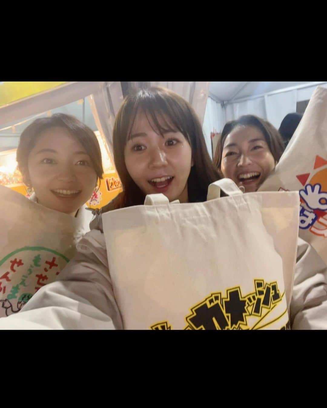 狩野恵里さんのインスタグラム写真 - (狩野恵里Instagram)「.  #テレ東60祭  なんだかんだで  最後の最後までとことん楽しんでしまいました。  寒い中集まっていただいた沢山のお客さんの前で  急遽つくった社歌を、  急遽ギター演奏をお願いした竹崎と歌えたこと、ずっと忘れないと思います🎹🎸  冨田も寒い中待ってくれていて、  3人で電車に揺られながら楽しく帰ったのも良い思い出です。  テレ東が　ワタシ大好きです。  みなさまに本当に心から　thankyou でいっぱいです。  酔ってはないです🍶  さ、日常に戻ります。」11月20日 22時57分 - kano_eri_1029