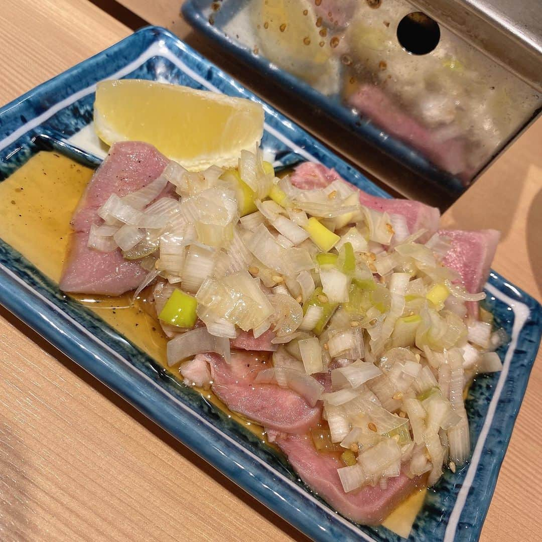 長南舞さんのインスタグラム写真 - (長南舞Instagram)「焼肉is至高🥹🤍  恵比寿駅から徒歩1分の『恵比寿ホルモン富士』さんに行ってきました！  ✩ホルモンコース✩ 1.枝豆 2. 生キムチ 3. レバ刺し 4. タン刺し 5. はつゆっけ 6. 牛つらみ 7. 牛ハラミ 8.ミックスホルモン 9. 名物レバ焼き 10.味噌ホルモン 11. そぼろ丼 12.〆のスープ と飲み放題…最高だね…🥹🤍  このコース4950円なんだけど、美味しい上にボリュームもすごいの！美味しいものをお腹いっぱい食べたい時はここに来ようと思いました🫶🏻 (ちょなんは肉刺しが好きすぎた)  #PR #東京グルメ #東京焼肉  #恵比寿グルメ #恵比寿 #恵比寿焼肉 #恵比寿ホルモン #恵比寿宴会 #焼肉 #恵比寿デート #グルメ #グルメ好きな人と繋がりたい #グルメスタグラム」11月20日 22時49分 - chonanmai