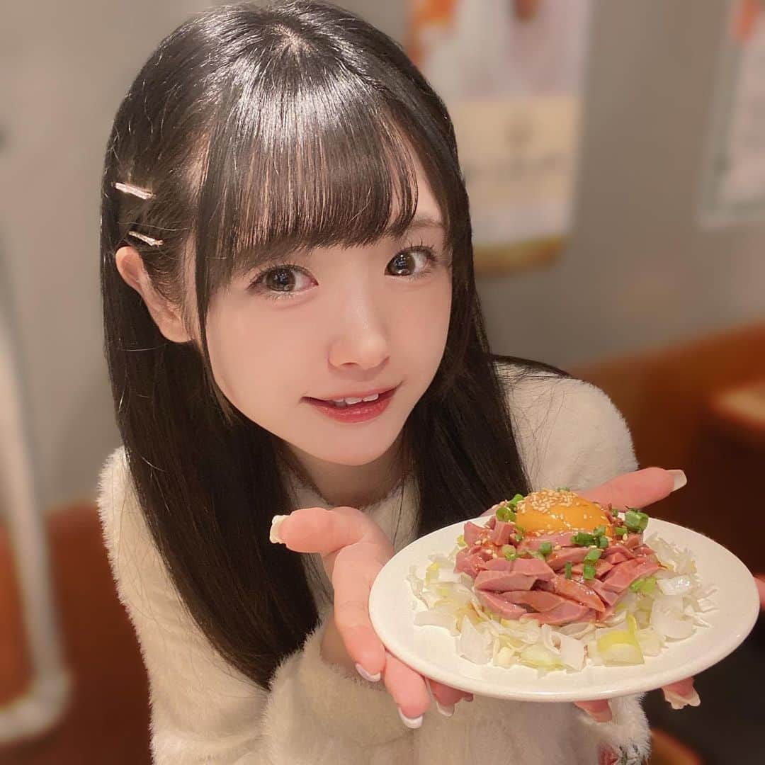 長南舞さんのインスタグラム写真 - (長南舞Instagram)「焼肉is至高🥹🤍  恵比寿駅から徒歩1分の『恵比寿ホルモン富士』さんに行ってきました！  ✩ホルモンコース✩ 1.枝豆 2. 生キムチ 3. レバ刺し 4. タン刺し 5. はつゆっけ 6. 牛つらみ 7. 牛ハラミ 8.ミックスホルモン 9. 名物レバ焼き 10.味噌ホルモン 11. そぼろ丼 12.〆のスープ と飲み放題…最高だね…🥹🤍  このコース4950円なんだけど、美味しい上にボリュームもすごいの！美味しいものをお腹いっぱい食べたい時はここに来ようと思いました🫶🏻 (ちょなんは肉刺しが好きすぎた)  #PR #東京グルメ #東京焼肉  #恵比寿グルメ #恵比寿 #恵比寿焼肉 #恵比寿ホルモン #恵比寿宴会 #焼肉 #恵比寿デート #グルメ #グルメ好きな人と繋がりたい #グルメスタグラム」11月20日 22時49分 - chonanmai