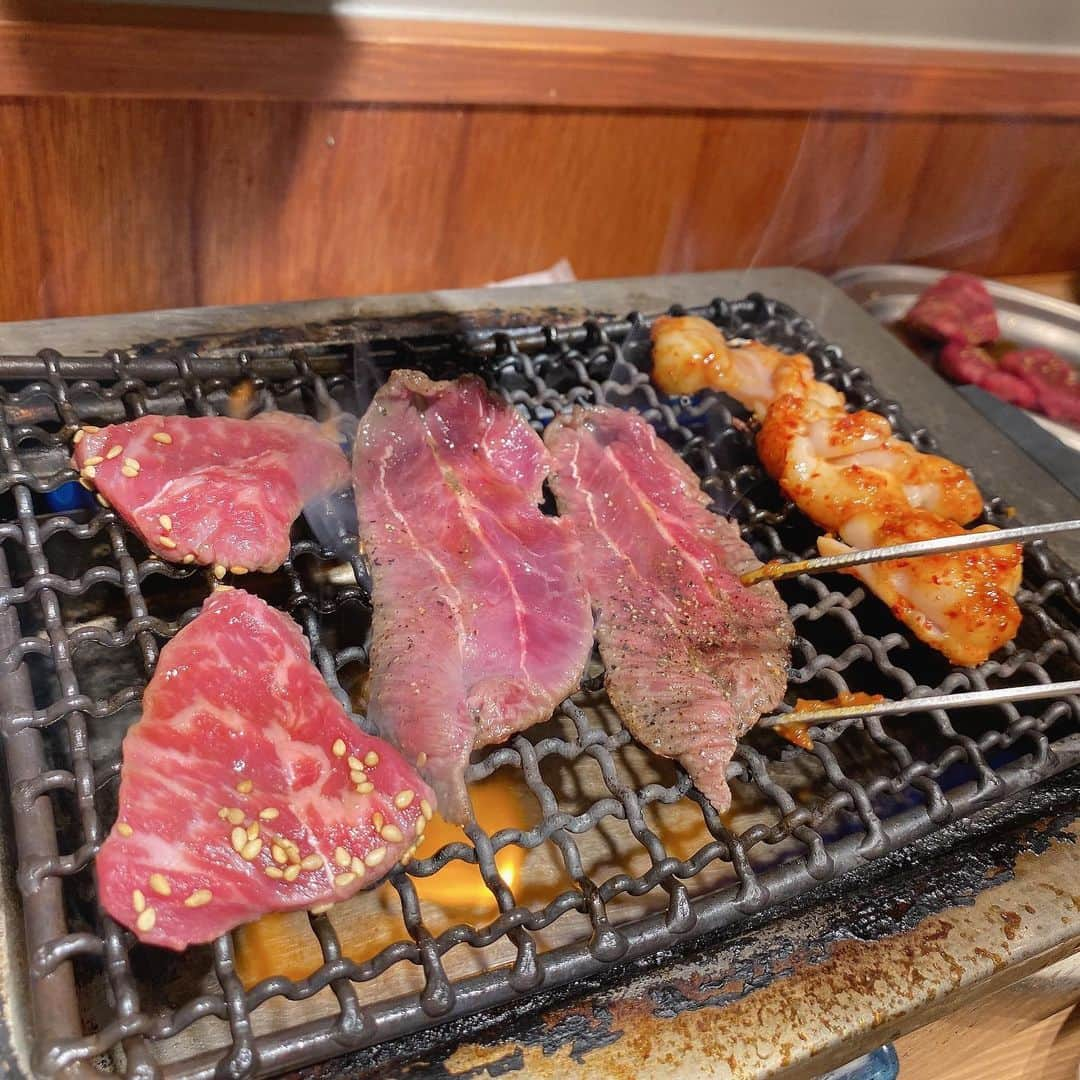 長南舞さんのインスタグラム写真 - (長南舞Instagram)「焼肉is至高🥹🤍  恵比寿駅から徒歩1分の『恵比寿ホルモン富士』さんに行ってきました！  ✩ホルモンコース✩ 1.枝豆 2. 生キムチ 3. レバ刺し 4. タン刺し 5. はつゆっけ 6. 牛つらみ 7. 牛ハラミ 8.ミックスホルモン 9. 名物レバ焼き 10.味噌ホルモン 11. そぼろ丼 12.〆のスープ と飲み放題…最高だね…🥹🤍  このコース4950円なんだけど、美味しい上にボリュームもすごいの！美味しいものをお腹いっぱい食べたい時はここに来ようと思いました🫶🏻 (ちょなんは肉刺しが好きすぎた)  #PR #東京グルメ #東京焼肉  #恵比寿グルメ #恵比寿 #恵比寿焼肉 #恵比寿ホルモン #恵比寿宴会 #焼肉 #恵比寿デート #グルメ #グルメ好きな人と繋がりたい #グルメスタグラム」11月20日 22時49分 - chonanmai