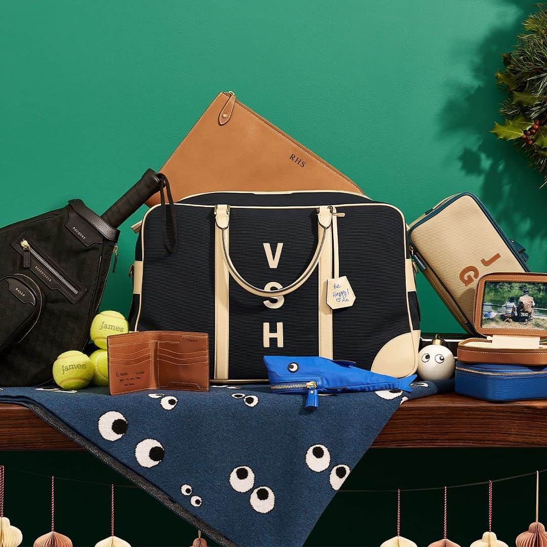 アニヤハインドマーチのインスタグラム：「Upgrade his essentials with leather wallets, monogrammed tennis balls, classic wash bags and slick backpacks, the perfect gifts for him this festive season. #AnyaHindmarch」