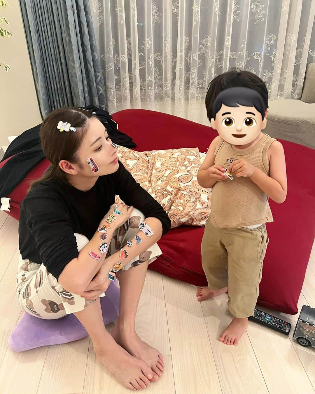 得あゆさんのインスタグラム写真 - (得あゆInstagram)「日々の日常を投稿にも残してみる。笑  息子とのイチャイチャの日々💋❤️ @tokuayufamily 生まれた時から可愛いはずなんだけど、 まじで最近可愛さが止まらない！！！！！(我が子あるある)  子育てって大変な時ももちろん多いし、 良い事しかsnsには載せないんだけど。笑 赤ちゃんの時あんなに夜泣きしてたり、泣き止まなかった子が こんなに成長してくれて、こんないたずらしてくれたり。 なんかそれだけで幸せな気持ちになれる。 何気ない毎日がとっても幸せ🥹💭感謝しかない。  ・ ・ ・ ・ ・ ・ ・ ・ ・ ・ ・ ・ ・ ・ ・ ・ ・ ・ #2歳7ヶ月#男の子#男の子ママ#我が子は可愛い #シール貼られるあるある#シール#捨てると怒る #はたらくくるま#乗り物好き#電車好き #子育てママ応援#子育てママの味方#シール #いたずらっ子#イタズラ#いたずら#子供のいる暮らし #息子とデート#小さい彼氏#可愛すぎる」11月20日 22時50分 - tokuayu819