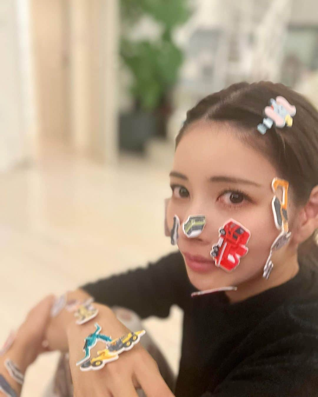 得あゆさんのインスタグラム写真 - (得あゆInstagram)「日々の日常を投稿にも残してみる。笑  息子とのイチャイチャの日々💋❤️ @tokuayufamily 生まれた時から可愛いはずなんだけど、 まじで最近可愛さが止まらない！！！！！(我が子あるある)  子育てって大変な時ももちろん多いし、 良い事しかsnsには載せないんだけど。笑 赤ちゃんの時あんなに夜泣きしてたり、泣き止まなかった子が こんなに成長してくれて、こんないたずらしてくれたり。 なんかそれだけで幸せな気持ちになれる。 何気ない毎日がとっても幸せ🥹💭感謝しかない。  ・ ・ ・ ・ ・ ・ ・ ・ ・ ・ ・ ・ ・ ・ ・ ・ ・ ・ #2歳7ヶ月#男の子#男の子ママ#我が子は可愛い #シール貼られるあるある#シール#捨てると怒る #はたらくくるま#乗り物好き#電車好き #子育てママ応援#子育てママの味方#シール #いたずらっ子#イタズラ#いたずら#子供のいる暮らし #息子とデート#小さい彼氏#可愛すぎる」11月20日 22時50分 - tokuayu819