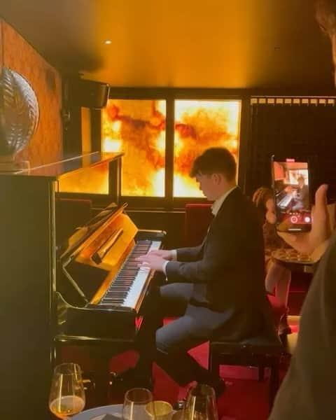 アントニオ・バンデラスのインスタグラム：「👉 Alumno Marcos Castilla,  👉 Maestro Chucho Valdés .. en el restaurante ATREZZO tras el concierto, “Gershwin in Blue” en el @teatrodelsoho @CaixaBank la noche del pasado sábado.   💥 MARAVILLA !!!  @chuchovaldesmusic @maarcoscaastilla @atrezzogastro #malaga #chuchovaldes」