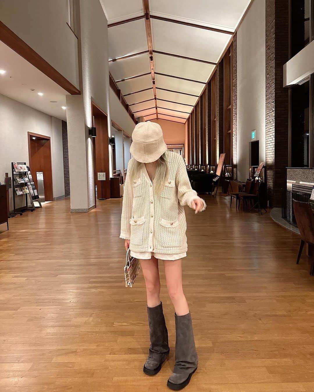 MIRIのインスタグラム：「お気にのブーツの色んな角度と軽井沢の秋の景色🪟  ええ、冬ですよね今  #ブーツ #お気に入り  #attico #theattico  #秋 #旅行 #軽井沢 #軽井沢旅行 #japan #karuizawa #trip #travel  #ツリー #クリスマス #冬 #ファッション #fashion  #このくらいの時期が好き」