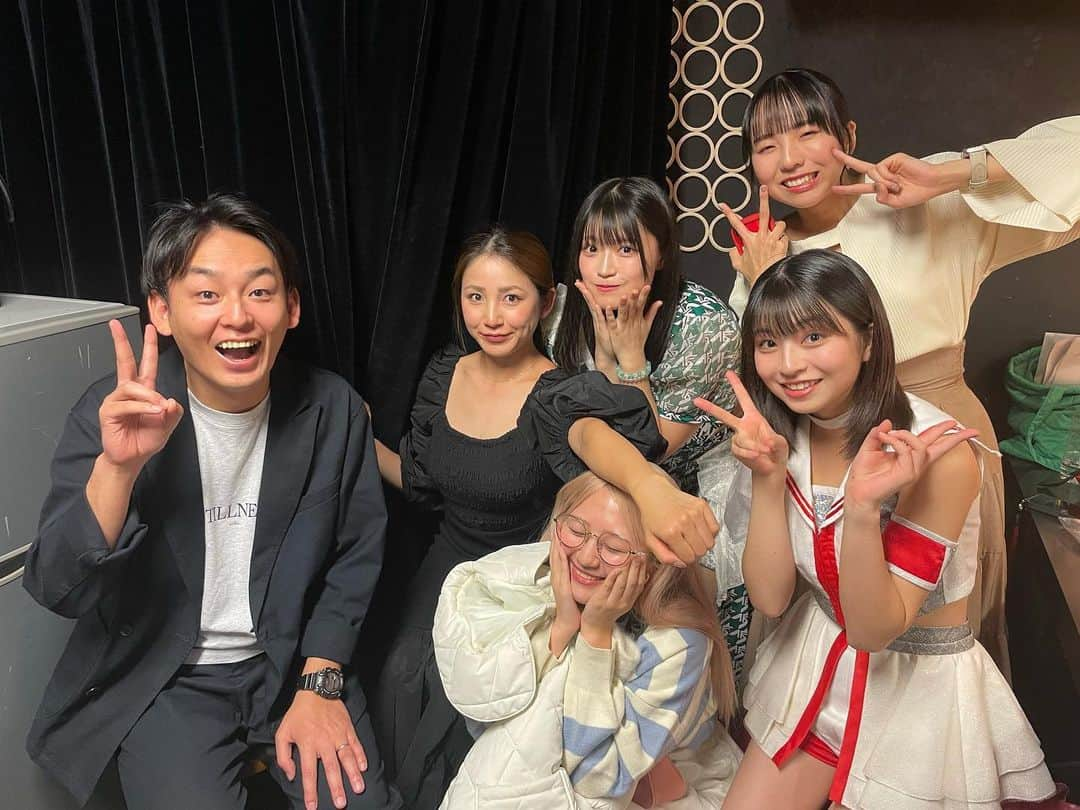 鈴木啓太のインスタグラム：「You!と歌っちゃいな！ 今日は忘れずに無事写真を撮ることができました！！  緊張感が溢れる楽屋と 高揚感で満たされるステージ  きっかは前にも増して、 歯止めが効かないトーク。 そんなこと言っていいの！？という発言などなど…  だけど！ おじさんは動じません。 だって、きっかだから笑  またvol.4も期待してます！  #吉川友  #オーナー  #鍛冶島彩  #ギタリスト #佐々木ほのか  #セロリスト  #鈴木芽生菜  #ミドリスト  #古谷柚里花  #ヒメリスト」