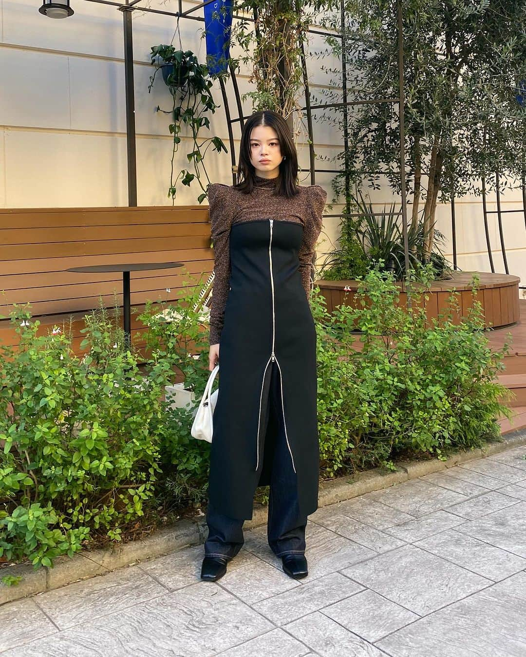 MOUSSY SNAPのインスタグラム：「#MOUSSYSNAP @aika_otanii 164cm  ・POINT SHOULDER GLITTER TOP(010GAS80-5430) ・ZIP UP KNIT DRESS(010GA270-6750) 全国のMOUSSY店舗／SHEL'TTER WEBSTORE／ZOZOTOWNにて11月23日(木)より発売予定。  ・HIGH WAIST COATED LOOSE STRAIGHT(010GA611-5400) 全国のMOUSSY店舗／SHEL'TTER WEBSTORE／ZOZOTOWNにて12月上旬より発売予定。  #MOUSSY  #MOUSSYJEANS」