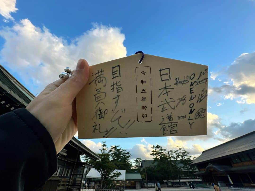 山下永玖/EIKUのインスタグラム：「島根ありがとー⛩️ 最高の盛り上がりでしたー！ 名物も名所も行けてパワーを沢山もらえました！  願いも叶うように日々頑張ります✌️  まずは47ツアー駆け抜けます！！ 明日は鳥取楽しみー💪  #ONENONLY #EIKU #島根 #出雲大社」