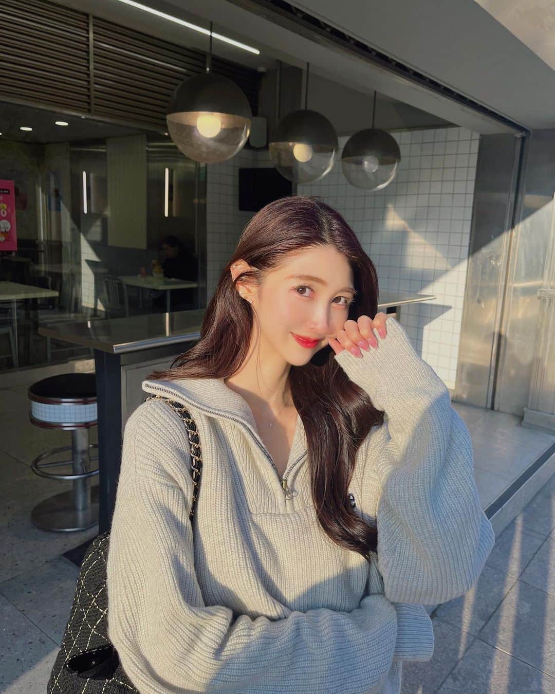 ANRIのインスタグラム：「이번달은 핑크핑크하게 .. 💗 뉴네일도 쥬얼리도 핑크골드로 맞게 .. 💍🎀💕 @seo0unnienail_rodeo  今月は網紅ネイルに♡ きらきら光ってかわいい✨ 狎鴎亭ロデオにある人気のネイルショップです💅  maxclinicがお気に入りなの♡ 乾燥する冬にぴったりなバームオイルとパックはメイクチェンジの多い撮影時の必需品✨  #pr」