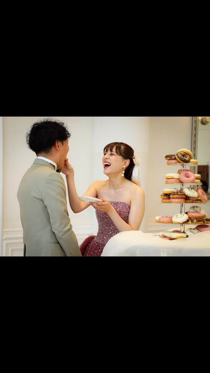 ロイヤルグレース大聖堂│福井 │結婚式場のインスタグラム：「. ドーナツタワー🍩 ニコニコで食べさせ合う姿でみんなも笑顔に！  ■Produced by @rosegarden_royalgrace_wedding ［ローズガーデン/ロイヤルグレース大聖堂］ 福井ゲストハウスウェディング —ROSEGARDEN—————— [ローズHP]http://m-rosegarden.jp/ [ロイヤルHP]http://royalgrace.jp/ [TEL]0776-57-8000 [OPEN]AM10-PM7 -—————————— .  ■Sister stores @ristoranteattimo . ■professional partners @kouzaburou.wedding @kouzaburou_tsuruga @kimonohime_tenpo @kimonohime_net @visual_factory_intl @rose_rosa_flowers  #福井 #結婚式 #ローズガーデン #ロイヤルグレース大聖堂」