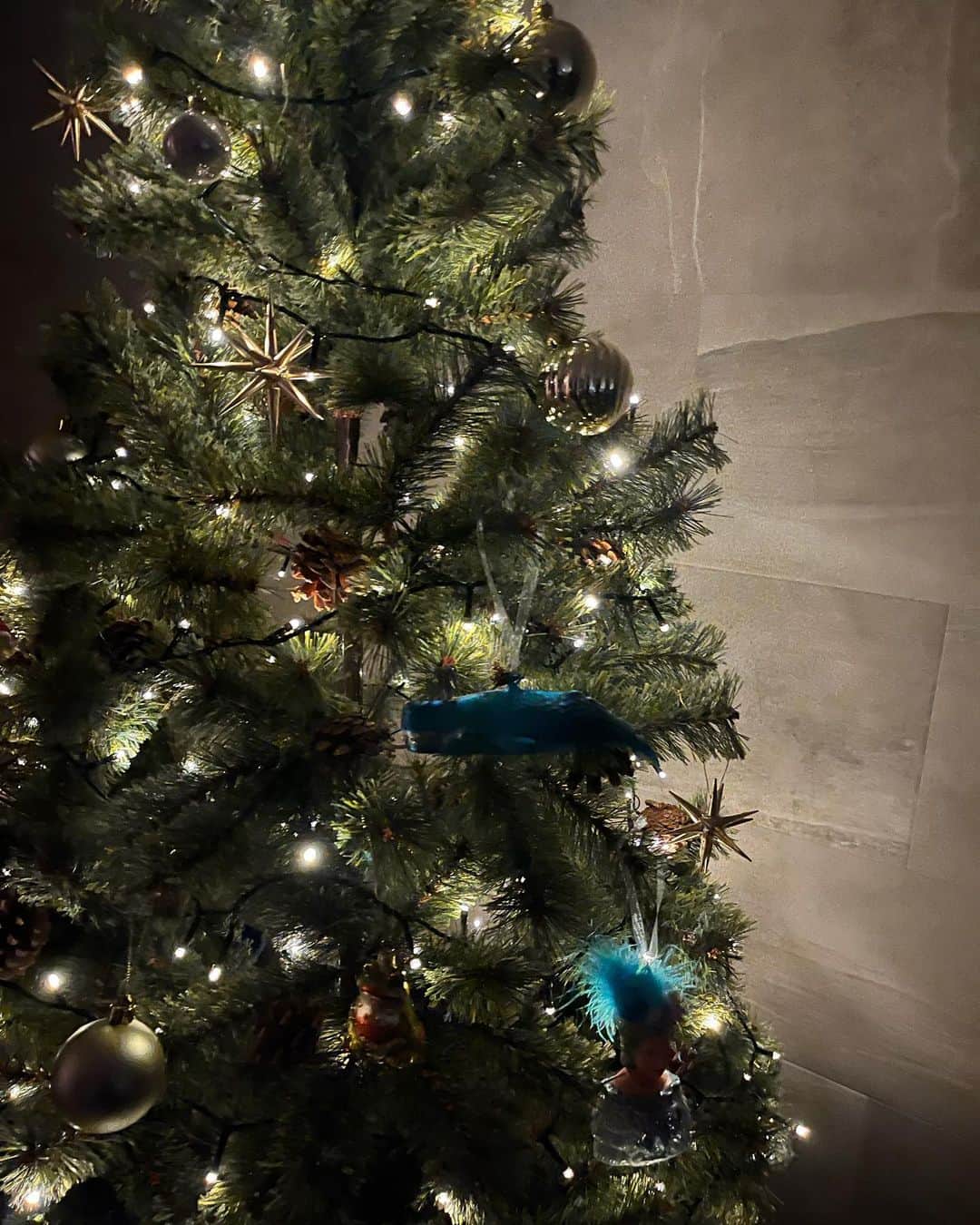 八木麻紗子さんのインスタグラム写真 - (八木麻紗子Instagram)「. クリスマスツリーを出しました。  ツリーの入った箱を開けるまでが面倒なのだけど、 バランスを考えながら飾りつけるのは楽しい。 息子は、アメリカに引っ越してしまったお友達からもらった 白雪姫のオーナメントを今年も一番に手に取って飾ってた。  絵本「おおきいツリー ちいさいツリー」は 4歳の娘の大のお気に入り🌲  #クリスマスツリー #飾りつけ #christmasdecor  #オーナメント #今年はクジラやカエルが仲間入り」11月20日 22時55分 - yagi_masako