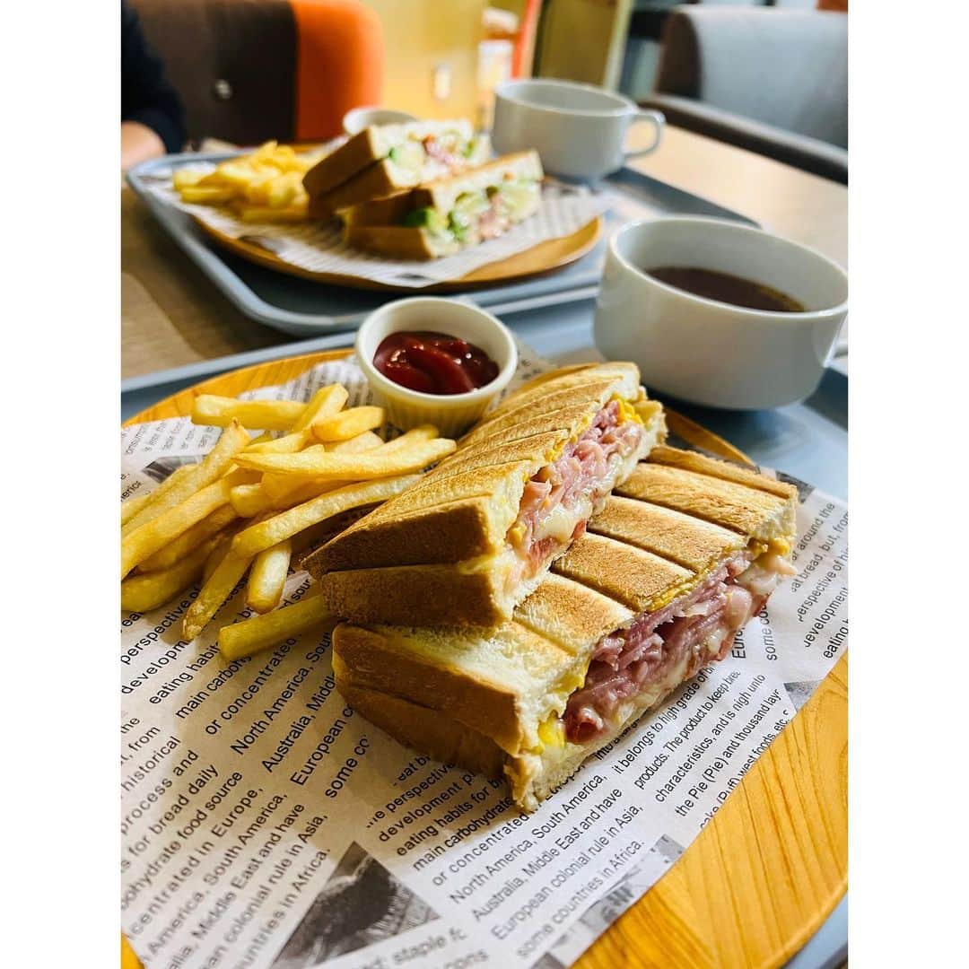 有明ゆなのインスタグラム：「押上から徒歩10分圏内にある カフェ☕️ @cafe_bar_ark さんで ホットサンド🥪食べてきた🍴 . 種類も多いし 食事系もデザート系もあった✨ ホットサンドは 袋にいれて食べると 中にサンドされてる たくさんの具が飛び出ても 綺麗に食べれるように 準備されてた👏 . 飲み物も シェイクやコーヒーやジュース 大人も子供も一緒にこれる そんな空間だった👩 . 絵本もあったし プロジェクターで アニメも流れてた😋 . まったりできる空間だけど 子供が騒いじゃっても 少しなら大丈夫そうな 優しい雰囲気のカフェだった✨ . . . . PR @cafe_bar_ark #カフェアンドバーアーク #押上グルメ #押上カフェ #押上ランチ #押上ディナー #錦糸町グルメ #錦糸町カフェ #錦糸町ランチ」