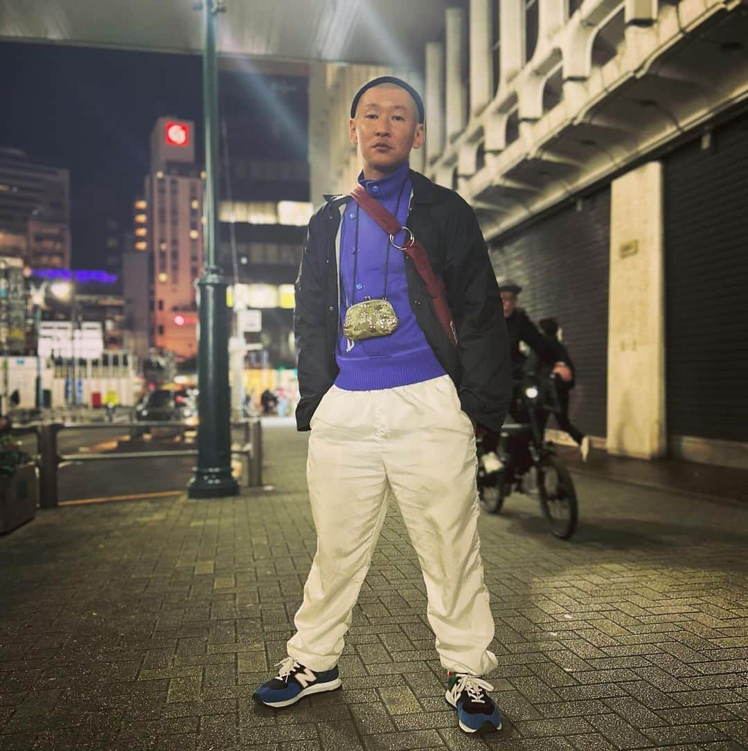 市川刺身さんのインスタグラム写真 - (市川刺身Instagram)「今日の服装。 ラジオ録りの日。  先日十四才で購入したasicsの形が変わったセーターにZORLACのコーチジャケット寒さ的にギリ。 白のシャカシャカ。 ROTOTOの黒ニット帽にレインボージャンボが誕生日にくれたニューバランスに金のがま口とyorozuのバッグ。  朝の寒さが本格化してきて襲いかかってくる。 ラジオ録り終えて劇場で提出物やって帰宅する時に撮りました。 明日はM1準々決勝がんばります。 道ありがとう。  #今日着た服 #ファッション #古着 #asics #M1」11月20日 22時58分 - soitsudoitsu