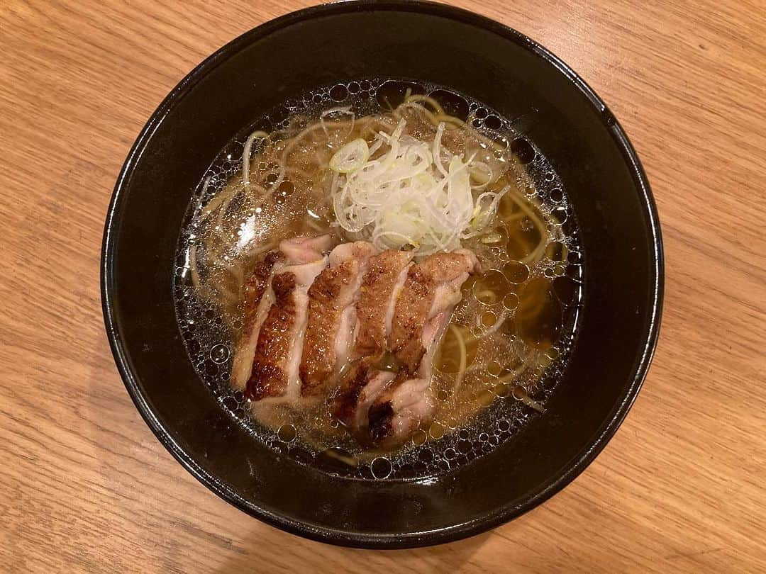 上原ひろみのインスタグラム：「Cotton club in Tokyo! It has been a while playing this venue but I always enjoy being here! Thank you all for coming and thank you chef for preparing ramen and cheesecake, my favorite combo!! You can tell how good it is from the expression 😂 YES! RAMEN!!」