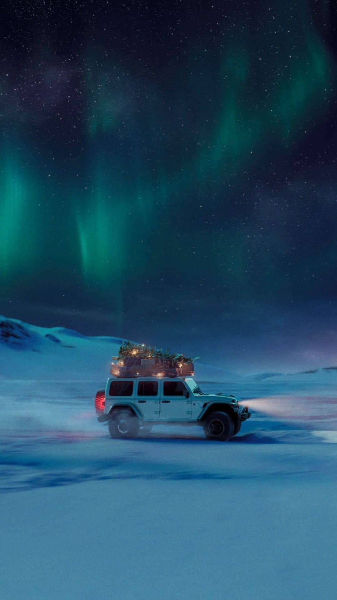 Hamilton Watchのインスタグラム：「Inspired by the magic of the northern lights, Hamilton welcomes the Festive Season with a sense of adventure and togetherness, celebrating special memories with the ones that matter most, no matter where you are.  #hamiltonwatch #happyholidayswhereveryouare」