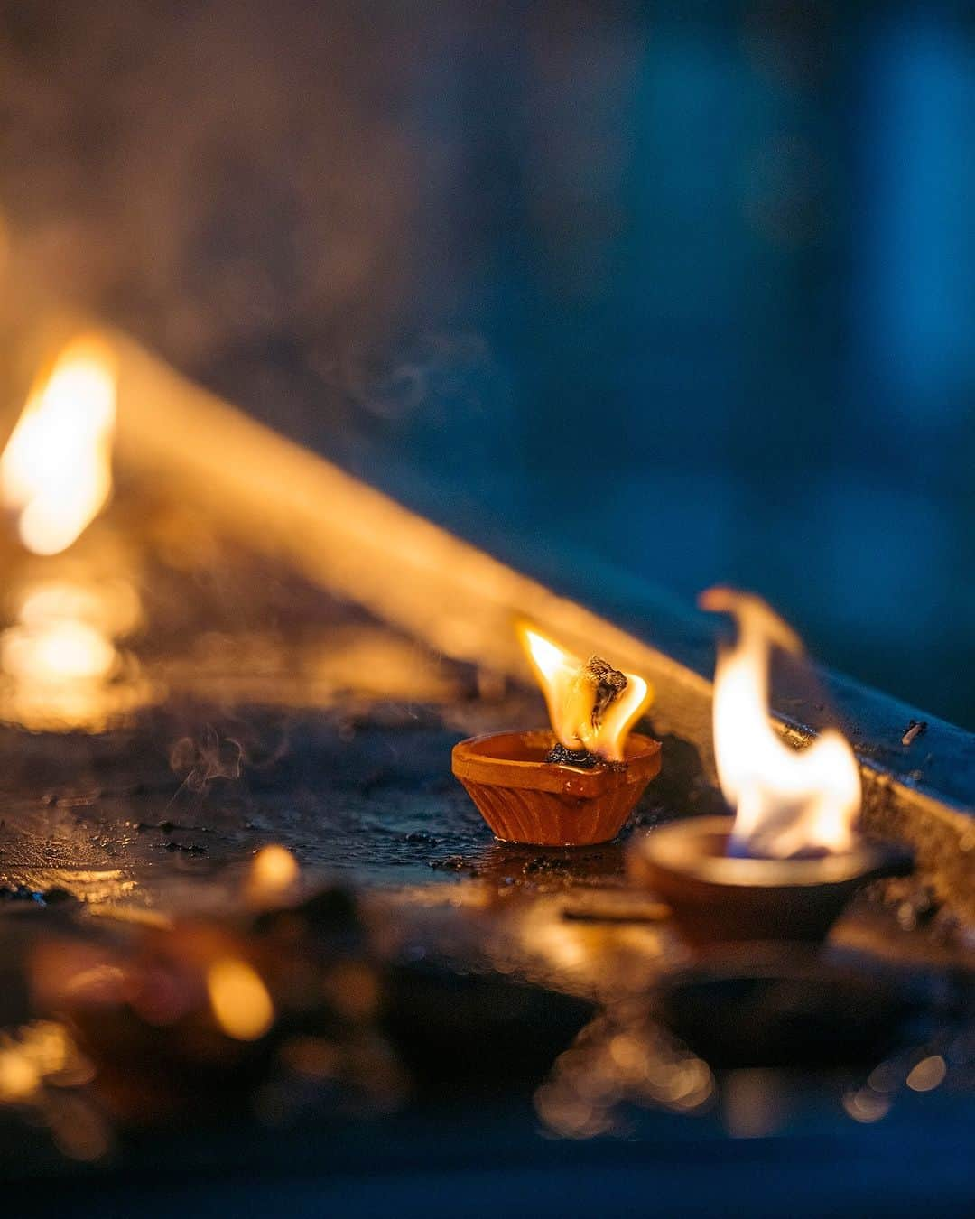 Sigma Corp Of America（シグマ）さんのインスタグラム写真 - (Sigma Corp Of America（シグマ）Instagram)「During the Hindu festival of Navaratri, the ancient Kapaleeshwarar Temple’s spiritual rituals in Mylapore & the vibrant Gujarati Navaratri festival in Kondithop unite to showcase Chennai’s unique character. Photographer @basith_paykat used the all new SIGMA 70-200mm F2.8 DG DN OS | Sports to document the diverse traditions during the festival of Navaratri.   In his Impressions article, Paykat writes:  "Amidst the spiritual and cultural richness of this place, the technical brilliance of the SIGMA 70-200mm F2.8 DG DN OS | Sports cannot be overlooked. Just as the temple captures the essence of faith and tradition, this lens captures moments in stunning detail. Its versatile 70-200mm zoom range allows me to focus on both the grandeur of the temple’s architecture and the intricate details of the dolls sold on the streets."  ➡ To learn more about this lens, visit bit.ly/sigma-70-200-announced-ig or click the link in our bio  #SIGMA #SIGMAphoto #photography #newproduct #sigma70200mmsports #sigmasports #sigmalens #sigmadgdn #zoomlens #mirrorlessphotography #emount #lmount #telephotolens」11月20日 23時00分 - sigmaphoto