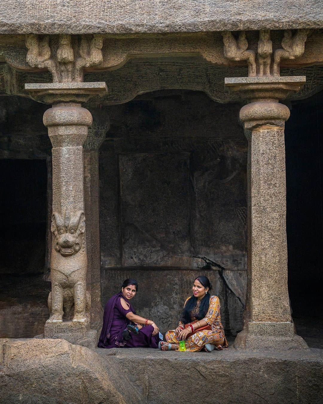 Sigma Corp Of America（シグマ）さんのインスタグラム写真 - (Sigma Corp Of America（シグマ）Instagram)「During the Hindu festival of Navaratri, the ancient Kapaleeshwarar Temple’s spiritual rituals in Mylapore & the vibrant Gujarati Navaratri festival in Kondithop unite to showcase Chennai’s unique character. Photographer @basith_paykat used the all new SIGMA 70-200mm F2.8 DG DN OS | Sports to document the diverse traditions during the festival of Navaratri.   In his Impressions article, Paykat writes:  "Amidst the spiritual and cultural richness of this place, the technical brilliance of the SIGMA 70-200mm F2.8 DG DN OS | Sports cannot be overlooked. Just as the temple captures the essence of faith and tradition, this lens captures moments in stunning detail. Its versatile 70-200mm zoom range allows me to focus on both the grandeur of the temple’s architecture and the intricate details of the dolls sold on the streets."  ➡ To learn more about this lens, visit bit.ly/sigma-70-200-announced-ig or click the link in our bio  #SIGMA #SIGMAphoto #photography #newproduct #sigma70200mmsports #sigmasports #sigmalens #sigmadgdn #zoomlens #mirrorlessphotography #emount #lmount #telephotolens」11月20日 23時00分 - sigmaphoto