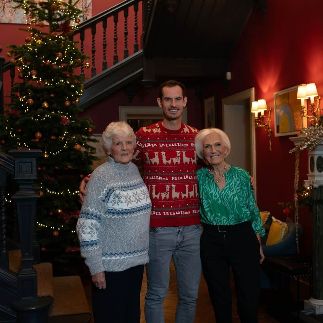 アンディ・マレーのインスタグラム：「Cooking is definitely not my superpower, but think we managed to pull off something edible when I was joined in the @cromlixhotel kitchen with the best cook in my family, my Gran, and Dame Mary Berry. Mary Berry’s Highland Christmas is coming soon to BBC One.」