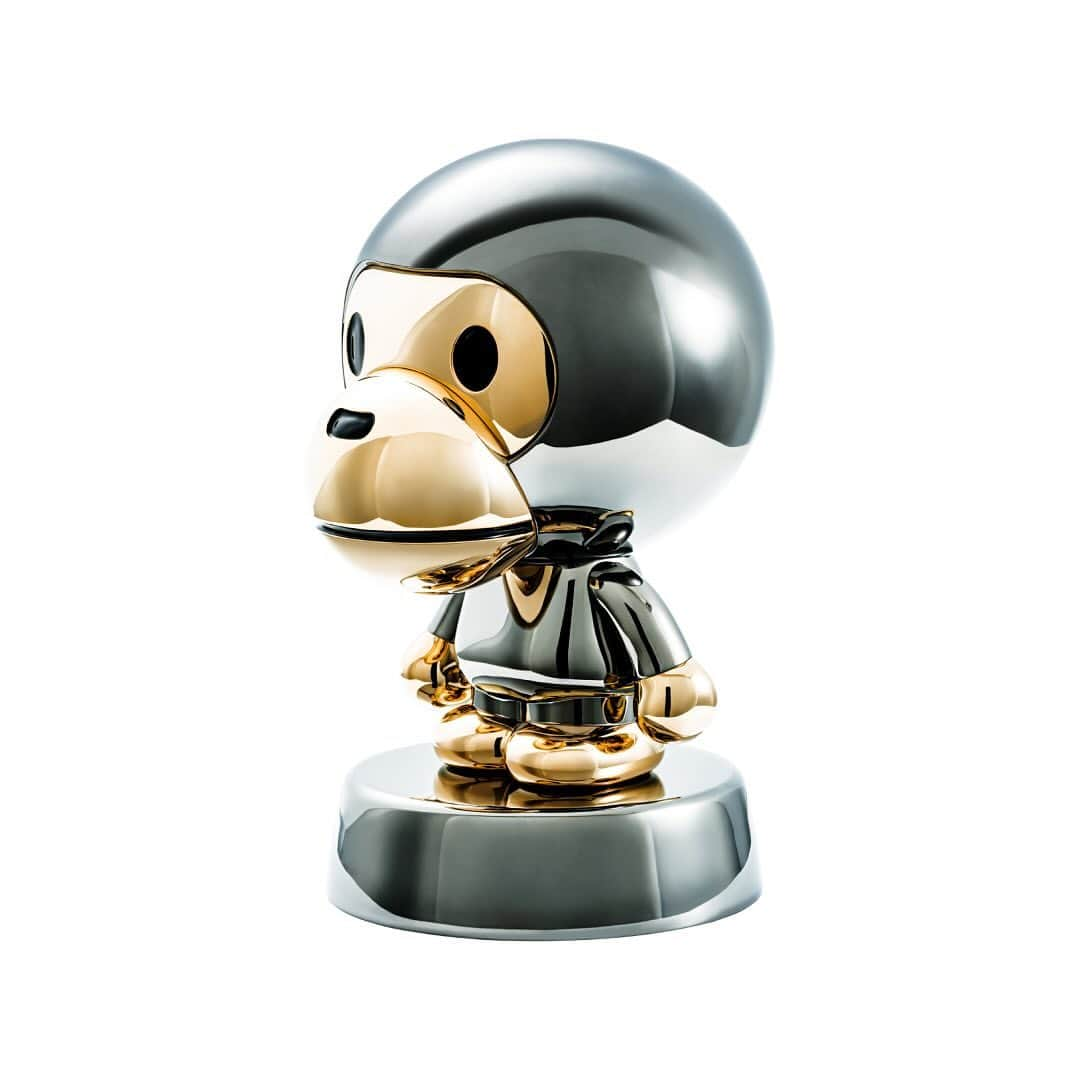 ア ベイシング エイプさんのインスタグラム写真 - (ア ベイシング エイプInstagram)「The BABY MILO® METAL FIGURINE by BAPE PLAY™, limited to 500 editions worldwide, comes with a beautifully crafted box, designed to complement the figurine's aesthetic.   The box is made of premium wood, fireproof panel, aluminum frame and iron handles, adding to the overall quality and durability of the product.   The design of the box features BAPE®'s signature LINE CAMO, adding a touch of elegance and sophistication. The box serves as an excellent display piece with the unique serial number on the top, allowing collectors to showcase their BABY MILO® BY *A BATHING APE® METAL FIGURINE in style.  Pre-orders will be available at BAPE.COM and BAPE STORE® Saturday, November 25th.  #abathingape #bape #bapeplay #babymilo」11月20日 23時01分 - bape_japan