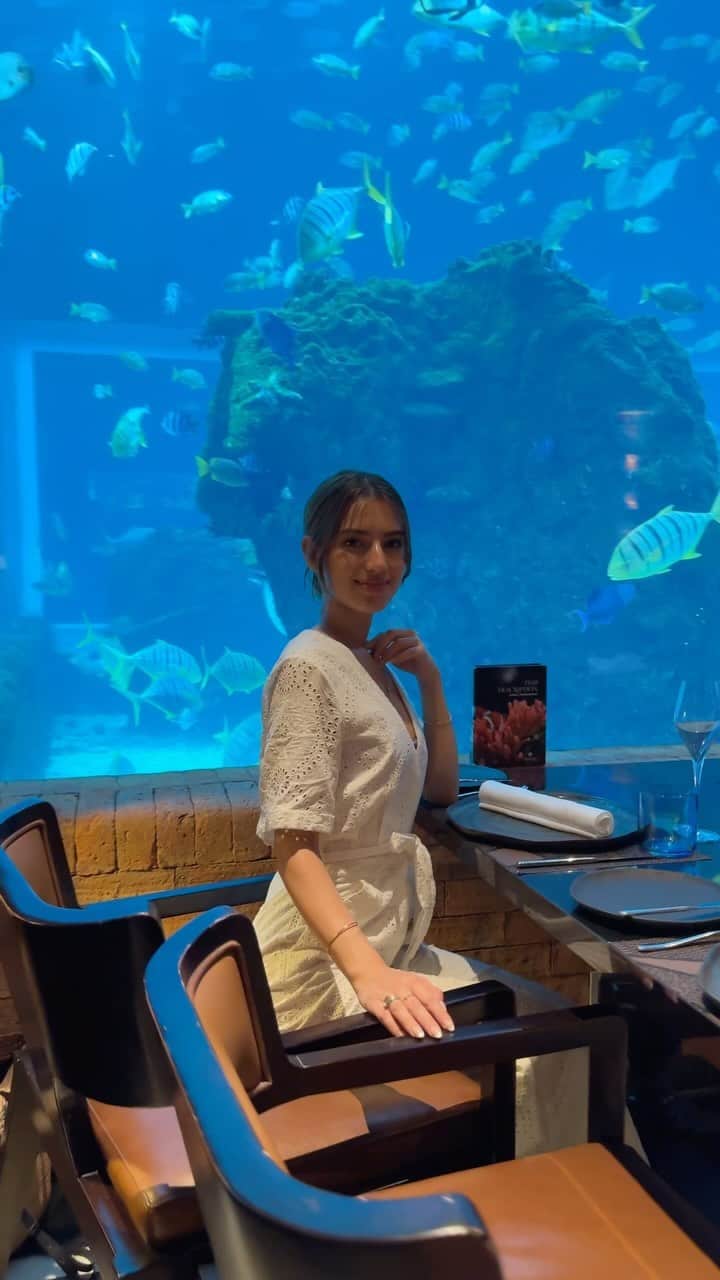 SARAのインスタグラム：「水族館の中で食べているかのような空間、子供に戻った気分で楽しかった🐠🦀🩵 はじめての体験ってわくわくするね この感覚を大事にして世界を冒険したい〜  Koral, The Apurva Kempinski, Bali」