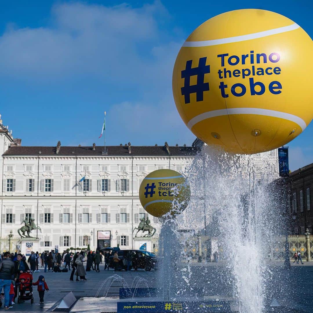 クラウディオ・マルキジオのインスタグラム：「È difficile raccontare l'atmosfera di Torino in questi ultimi giorni.  Abbiamo vissuto tennis. Respirato tennis. Sognato tennis. Siamo rimasti incollati davanti alla tv a tifare per un ragazzo di 22 anni appena che ci ha fatto emozionare, tifare, esultare. Ogni sport ha bisogno di grandi uomini da copertina per generare interesse e ciò che ha fatto Sinner, ripeto un ragazzo di 22 anni, in questo senso è stato clamoroso (e ne vedremo delle belle...).  Ma altrettanto incredibile è stato il lavoro di una Città che da 3 anni ormai diventa per una settimana la casa del tennis. Una casa accogliente, in grado di attirare, creare eventi ad hoc, di costruire una narrazione coerente e appassionata fondamentale per esaltare un evento sportivo di rilevanza mondiale. Mi riferisco ai talk creati, al fan village, all'asta di beneficenza andata in scena al Museo del Cinema per supportare la Fondazione Piemontese per la ricerca sul cancro e a tutte le attività collaterali. Un lavoro in sinergia, con grande merito delle istituzioni locali e nazionali e di una Federazione che ci ha regalato uno spettacolo che va ben oltre il campo da tennis. Torino la sua partita l'ha vinta alla grandissima. Con la speranza ben riposta che possa continuare a giocarne tante altre anche dopo il 2025😉 Game, set, match. #atpfinals #turin #tennis」