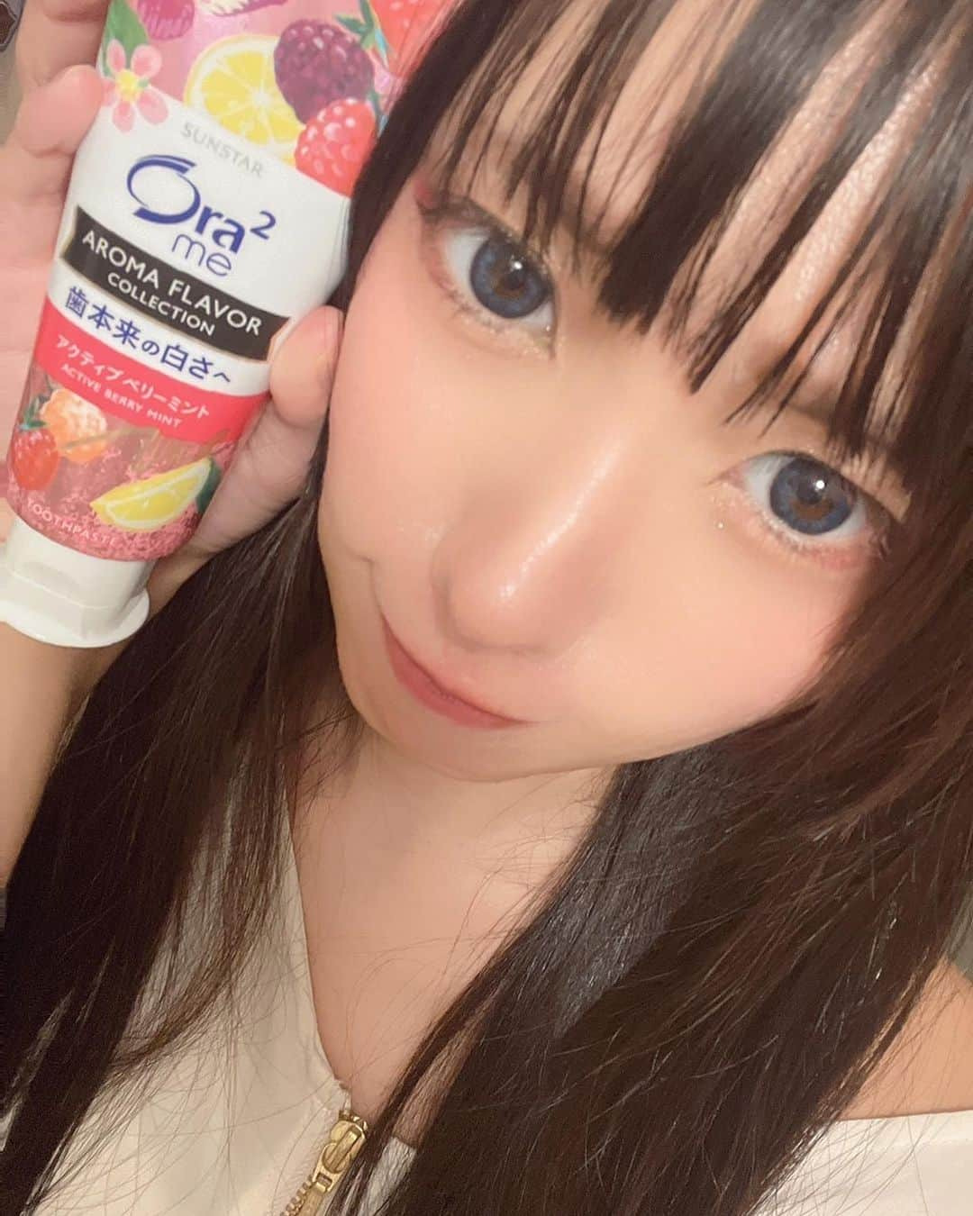 秋元るいのインスタグラム：「美味しく歯磨きができると聞いて👀 . サンスターさんの　#オーラツー　アクティブベリーミントを使ってみました✨🥰 . フルーティーなやさしいミントなフレーバーで、 夜はもちろん、昼みがきにもいいなって思ったよ✨✨ . オーラツーは初めて使ったんだけど、 ステインオフして歯本来の白さを取り戻すって、この仕事してると本当に大事だなって思う！ 洗面台に置いたらデザインがすごくかわいくてそれもテンションあがりました❤️ . #PR #オーラツー　#Ora2 #歯磨き粉」