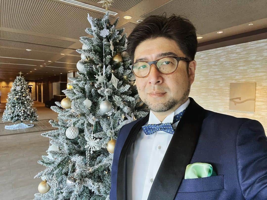 三村ロンドのインスタグラム：「湘南造園創業100周年祝賀会MCでした。  湘南ベルマーレ会長の真壁さんが社長を務める会社です。  ベルマーレファミリーも勢揃いしていました。  いつもレモスタのピッチが美しいのも、湘南造園スタッフの皆さんのおかげ。  100周年おめでとうございます！  年に1-2回あるかないかのレアなタキシード姿です（笑）  #湘南造園 #MC #bellmare #スタジアムナビゲーター #一声入魂」
