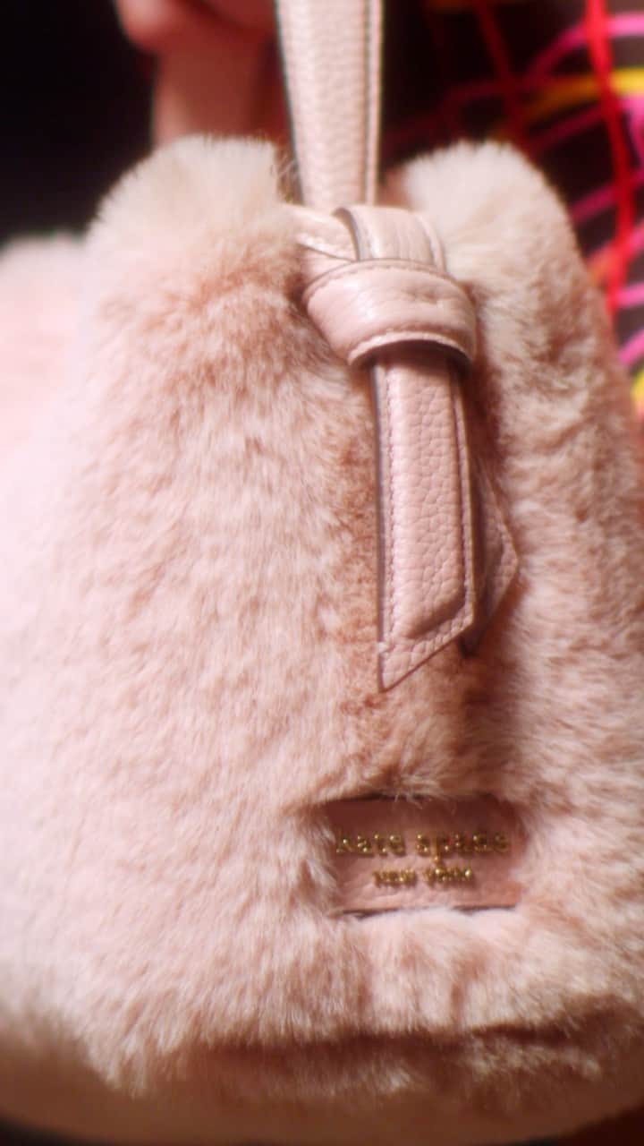 ケイト・スペードのインスタグラム：「Our bestselling Knott got a new winter coat. #katespadeny」