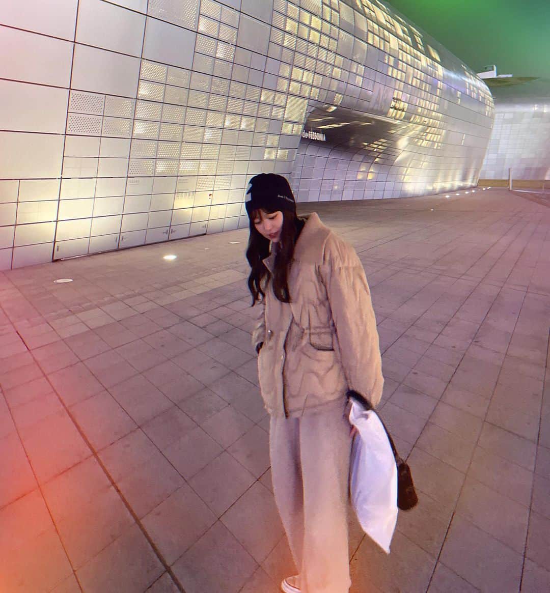 前田亜美さんのインスタグラム写真 - (前田亜美Instagram)「. . よあそび。よふかし。なーんて( ･ᴗ･ )たまにはね  🩶🖤🩶🖤🩶 . .  寒いし疲れすぎておかしくなって 足痛すぎてもう無理!!ってなってよくわかんない道のベンチで一休みしたのはいい思い出🤭🤭🤭  めいいっぱい時間を使いたくて無理した🙋🏻‍♀️ 意味わかんなくて楽しかったな〜〜〜笑  普通に無理なら帰ればいいのにさ!!!!!（ ᵔ▽ᵔ ）  旅行てなんでこんなに寝るのもったいないて気持ちになるんだろうね???  . . . あ、そいえば旅行前にまつパした🏷𓈒𓏸︎︎︎︎ 基本は夜までバチバチに元気👱🏻‍♀️🎀✌🏻💖 . .  #東大門  #東大門市場   #韓国旅行  #🇰🇷 #韓国  #韓国カフェ  #韓国グルメ」11月20日 23時07分 - ami___maeda0601