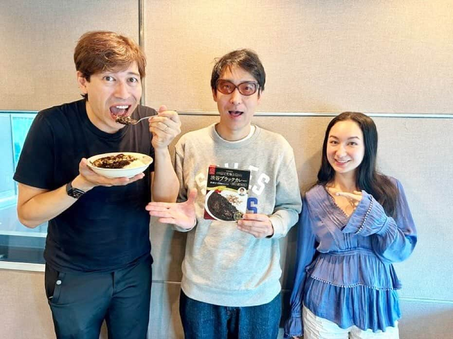 小宮山雄飛のインスタグラム：「お昼はサッシャにレトルトカレーを振る舞ってきました^_^ ラジオとは思えない、普通に1人前もりもりで出てきたのが面白かった。 カレーを食べたいDJ・司会の皆さんは、番組に呼んでください。 振る舞いに伺います。  食べたい人→ biz@hoff.jp  #ホフディラン #小宮山雄飛  #究極渋谷ブラックカレー #jwave #stepone813 #radiko」