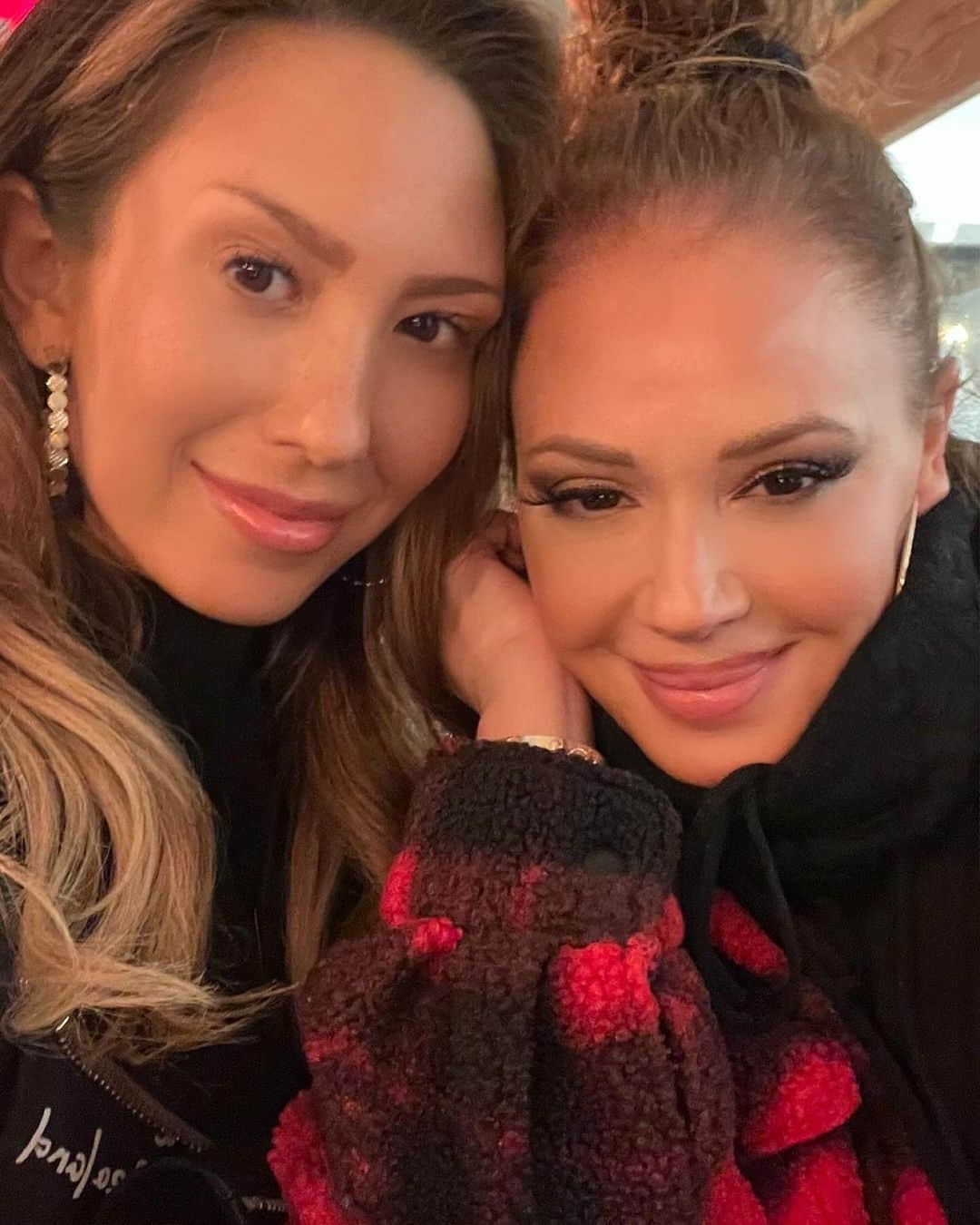 シェリル・バークさんのインスタグラム写真 - (シェリル・バークInstagram)「Part 1 of my interview with @leahremini on @sexliesandspraytans out now! Leah has been one of my best friends for 10 years now so enjoy being a fly on the wall to an unfiltered conversation. We talk about everything you can possibly imagine. Stay tuned for part 2 tomorrow where the tables turn and I let Leah take over the show and interview ME! Get ready to cry, laugh, and get to know us both on a whole new level. ♥️  . . . #besties #bff #rideordie」11月20日 23時08分 - cherylburke