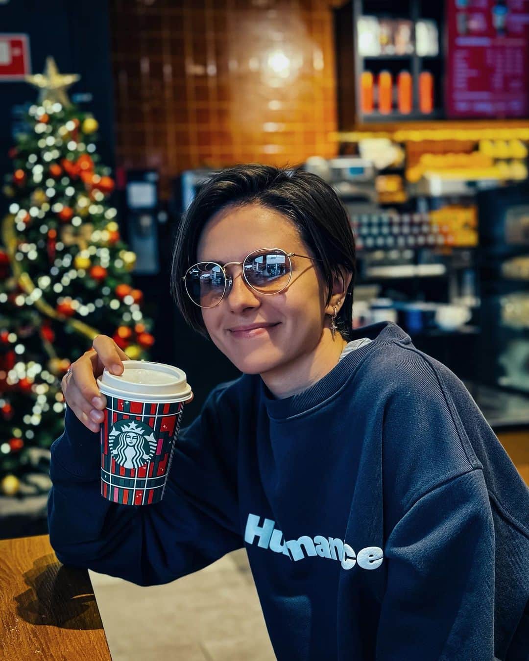 ナタリア・ザビアコのインスタグラム：「Christmas mood 🎄☃️☕️  #christmas  #starbucks」