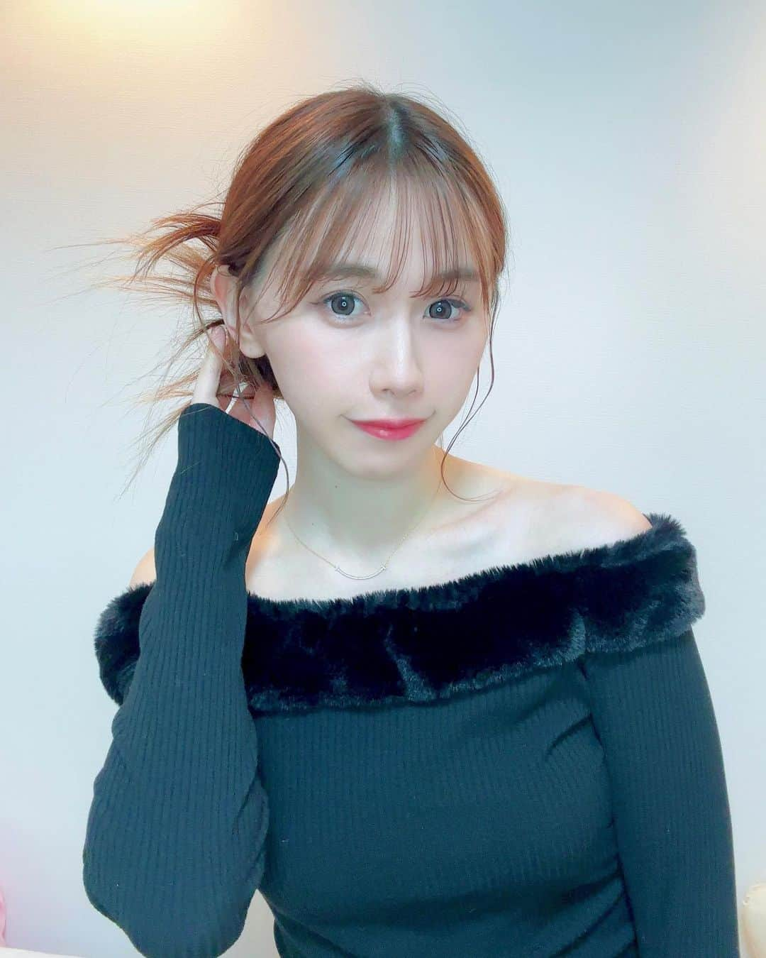 浜嶋りなのインスタグラム：「@shein_japan   最近げっとしたFRIFULのお洋服👚  画像1.2枚目👇 🖤FRIFUL オフショルダー ファジートリム Tシャツ 商品ID:24436286 首元のファーが触り心地フワフワで 気持ちいいからずっと触っちゃう💭 これ着るだけでいい女感！着てる子多い気がする Lサイズ✌️  画像3枚目👇 🤍FRIFUL モックネック フレアスリーブ Tシャツ 商品ID:21185273 柄と袖の形が可愛くて好き🫶 よく見るとハートとかお花あるの💐Mサイズ  🩵FRIFUL グラフィックプリント スリップドレス 商品ID:23380807 コレクションにはニットの下に着てったけど 上に重ねて着ると個性的な柄で主役アイテム😻Lサイズ  サイズは170cmで全部ちょうど良かった🙆‍♀️  クーポンコード使うと15〜20%offで買えるよ🛍️  クーポンコード：ANV23 期間：23/11/1~23/12/13 割引率：0〜5999円 15%オフ，6,000円以上20%オフ  #SHEIN#SHEINTOKYO1周年#SHEINコーデ #SHEIN購入品 #SHEIN×GIANNA #SHEINTOKYO1周年記念コレクション #PR」