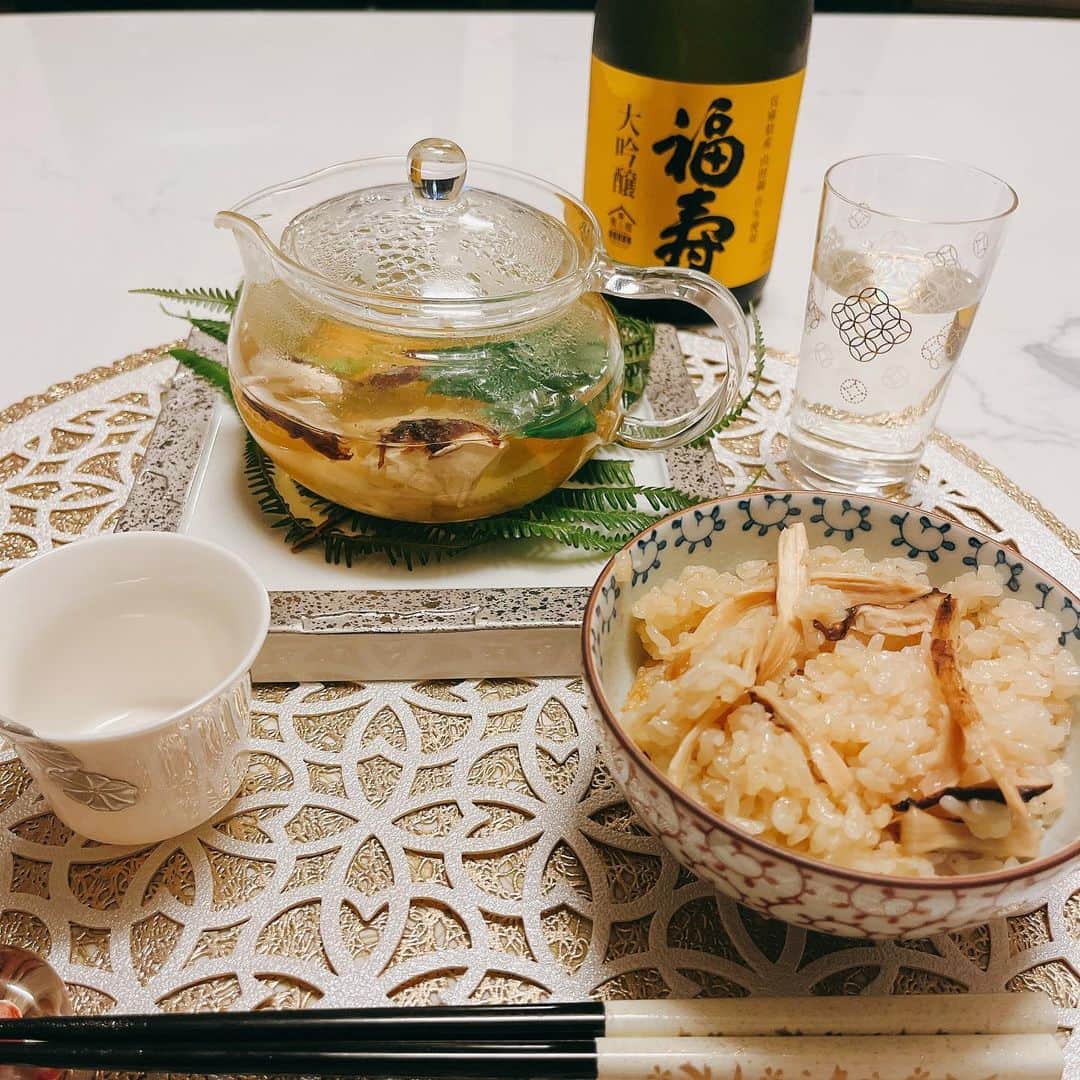 越野矢素子のインスタグラム：「松茸ご飯と土瓶蒸し🍚凄く美味しかった お家ごはん🏠」