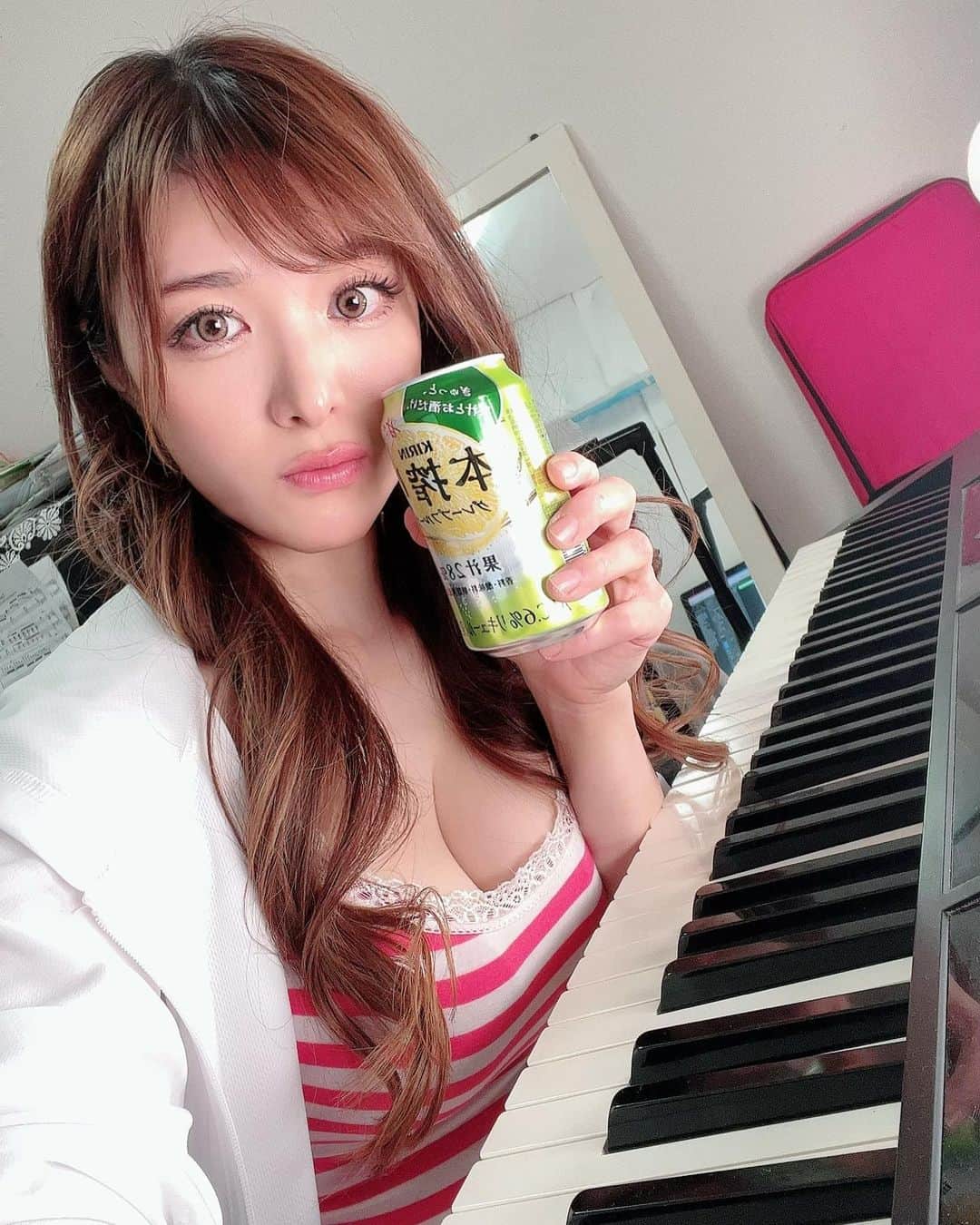 高木里代子のインスタグラム：「今日も皆さんお疲れ様でした☺️💓 今日は朝からテレビ、ラジオ生放送でしたが、 これから寝る前に… ちょっぴりお家から生配信します😆🎹 ファンクラブ限定でちょくちょくやってるのだけど、 今日もこれからファンの皆さんとカンパイしつつ リクエストを生でピアノ弾いたりします♡  一緒にカンパイしてダベリながら まったり高木ピアノをお部屋で聞きながら 寝落ちはいかが？🍺😆💓（笑）  ではっ、ルームメイトさん、 今からカンパイしましょうね🥰✨  これから入ってくれる方も、 この後の配信もこれまでの生配信アーカイブも 全〜部見れるから、 今からでもぜひぜひ参加してねっ😆🎉 (ルームメイトさんになってくれると、 高木がライブ会場で会えた時もお顔を覚えやすいです☺️💓)  Riyoko’s Room  https://lounge.dmm.com/detail/182/」