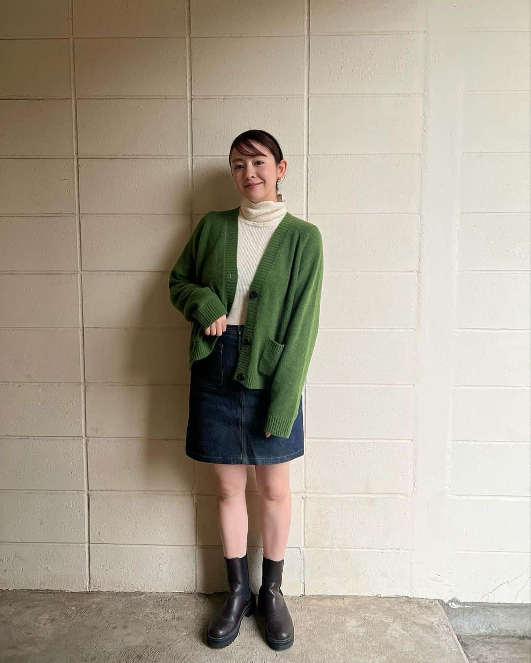 菅谷梨沙子さんのインスタグラム写真 - (菅谷梨沙子Instagram)「赤やグリーンに目が行くのはやっぱりクリスマスがある季節だからかな🎄 グリーンカラーに一目惚れしてゲットした @uniqlo_jp のカーディガンを着てお出かけした日。  数年ぶりのミニスカートなんて履いちゃって😂 というか、やっと履けたのだ🥹♡  カーディガンをワンサイズ上のを選んだからゆったりしたシルエットにコンパクトなスカートと合わせました◎  軽くてふわっとした肌触りも良かったから色違いでもう1色ほしいな😙！  #PR #UNIQLO #スフレヤーンショートカーディガン」11月20日 23時15分 - risako_sugaya