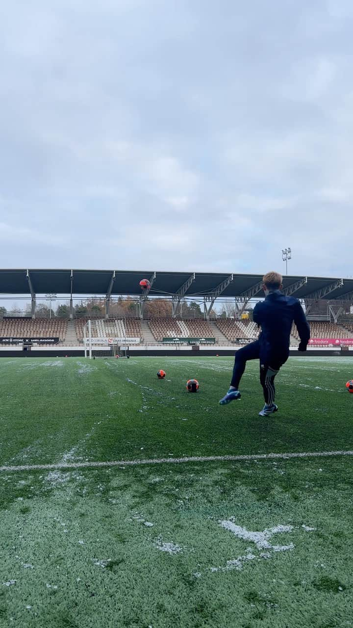 田中亜土夢のインスタグラム：「Trick of the day!!! @hjkhelsinki  #football#footballtricks#footballskills#footballtechnique#freestylefootball#jalkapallo#フィリースタイルフットボール」