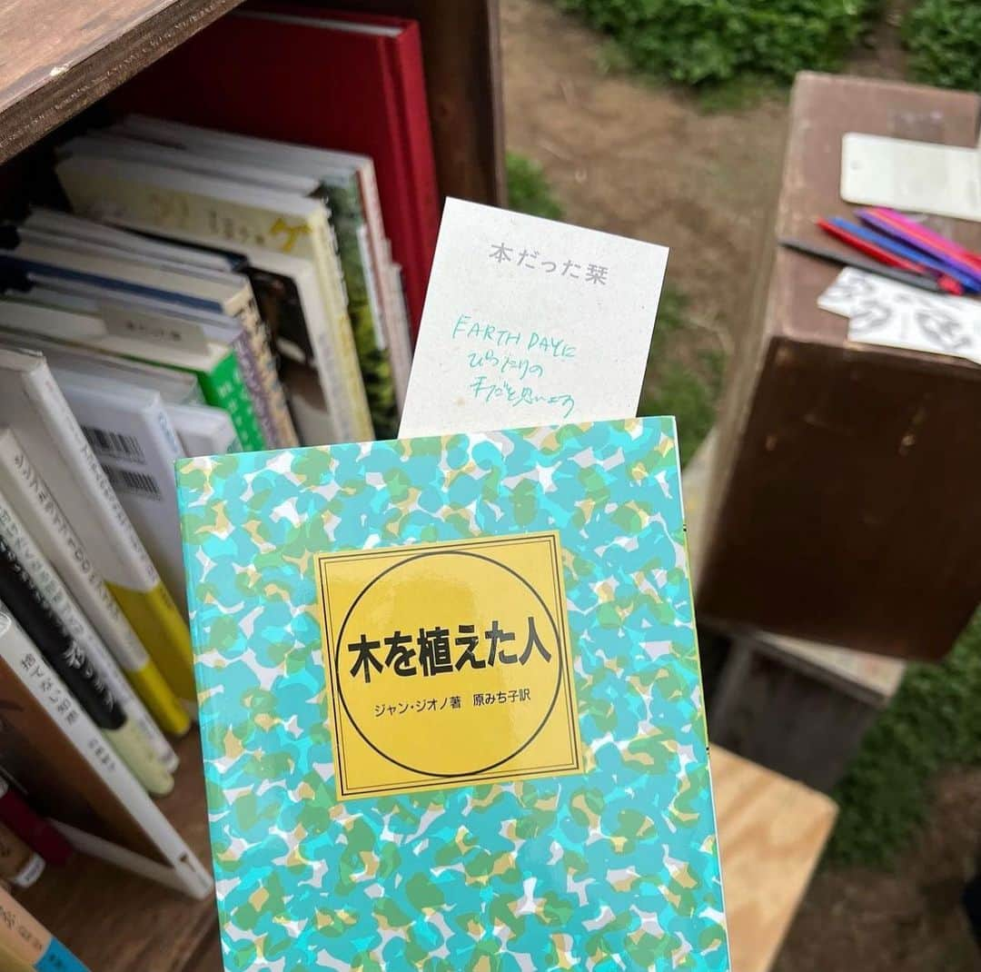 末吉里花さんのインスタグラム写真 - (末吉里花Instagram)「エシカルフェスタ2023では、バリューブックスによるBOOK BUSがやってきて、『本の交換棚』が登場します！！！ （エシカル・コンシェルジュによる選書もあります！） みなさんもぜひ誰かに譲りたい本やもう読まないけれども捨てられない本などをご持参ください！！！ （写真はバリューブックスさんのものを使わせていただいています。）  エシカルフェスタ2023の詳細は下記のサイトよりご覧ください。 https://ethicaljapan.org/ethical_festa  ーーーーーーーー バリューブックスさんからのご案内👇  お手元に誰かに譲りたい本、もう読まないけれど捨てられない本はありませんか？ もしございましたら、『本の交換棚』までお持ちください。  栞にメッセージを添えて一冊並べると、一冊お持ち帰りいただくことができます。  手放した人と受け取った人が、本を介してつながり、循環が生まれる、小さな出発点としての本棚です。  ＊お持ち込みは何冊でも構いませんが、お持ち込み一冊につき、一冊お持ち帰りとなります。 ＊もしお持ち帰りたい本がない場合は、ご寄付として受け取らせていただきます。 ＊誰かに譲りたい本があれば、ジャンルは問いません。 ＊次の読み手につながらなかった本、ご寄付いただいた本は、イベント後『値段のない本屋】の本としてブックバスに並べさせていただきます。売上げは、無償で本を届ける「ブックギフト」やイベント出典などの、ブックバスの活動資金として使わせていただきます。  ＜BOOKS BUS by バリューブックス＞ 古本の買取と販売をメインの事業にすえつつ、本と社会をつなぎ、豊かになるしくみづくりを積極的に行なっています。BOOK BUSは、これまでに無書店地域や被災地、各地のイベントへ出展。現在は下北路線街「のはら」に停車しています。  #エシカルフェスタ2023 #バリューブックス #bookbus」11月20日 23時16分 - rikasueyoshi