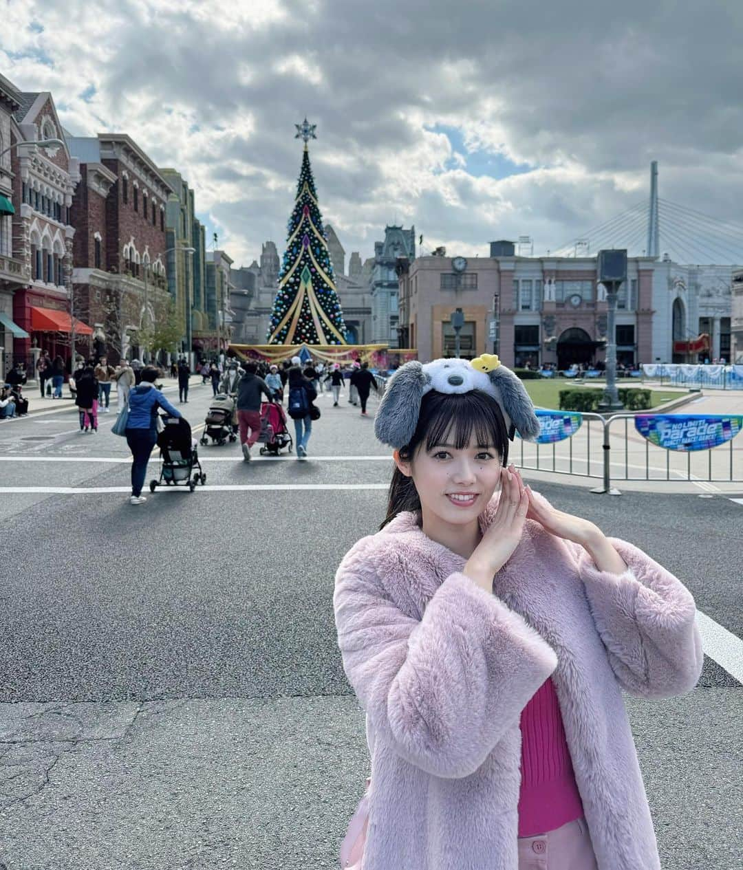 谷尻萌さんのインスタグラム写真 - (谷尻萌Instagram)「こんばんは^ ^ お疲れ様です♪ どんな月曜日でした？ 私はクリスマスモードのUSJに ロケへ行ってきました〜🎄🎅 明日21日火曜日のめざましテレビで 放送予定ですよ☻  クリスマスにピッタリの カチューシャなどを 身につけて 楽しんできました💓  クロワッサンやチュロスなど 見た目が可愛すぎて 食べるの勿体なかったな〜🤤 ※1枚目の写真で私が手に持っているのには クロワッサンにホワイトチョコレートが かかっていたで🥐  ツリーはすっごくロマンチックでしたよ😭✨  クリスマスコスチュームを つけているミニオンやスヌーピー達も すっごく可愛かったわ〜😍  クリスマスモードのUSJの雰囲気も 大好きです^ ^ 素敵なひとときでした〜♥️  ほなまた明日💤  #めざましテレビ #ロケ」11月20日 23時19分 - tanijiri_moe