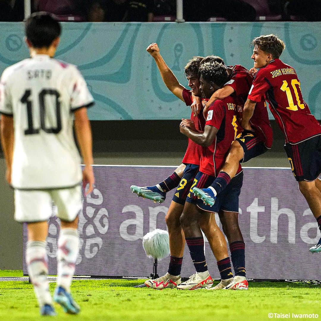 Goal Japanさんのインスタグラム写真 - (Goal JapanInstagram)「🇯🇵 スペインに敗れベスト16で大会を去る 🇪🇸 U-17スペイン代表に開始早々の8分に先制点を奪われた #U17日本代表。  40分に #名和田我空 のゴールで同点に追いつくも、バルセロナでトップチームデビューも果たしているマルク・ギウに74分に勝ち越し点を許し敗戦。 2017年のインド大会、2019年のブラジル大会に続き、#U17ワールドカップ では3大会連続のベスト16敗退となった。  マッチレポートは @goaljapan のプロフィール🔗からチェック。(Photo: Getty Images)  #soccer #football #fifau17worldcup #u17worldcup #U17WC #japan #jfa #daihyo #サッカー #フットボール #日本代表 #サッカー日本代表 #FIFAU17ワールドカップ #U17W杯 #ワールドカップ #⚽」11月20日 23時20分 - goaljapan