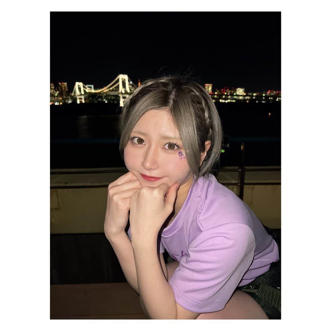 大竹ひとみさんのインスタグラム写真 - (大竹ひとみInstagram)「💜💜💜 . .  顔にキラキラ付けてイベント出たの、 何気初かも🥹✨  . . .  #hado  #arsports #編み込みアレンジ  #外ハネボブ #ハイトーンボブ  #台場  #夜景」11月20日 23時20分 - iamhitomi_48