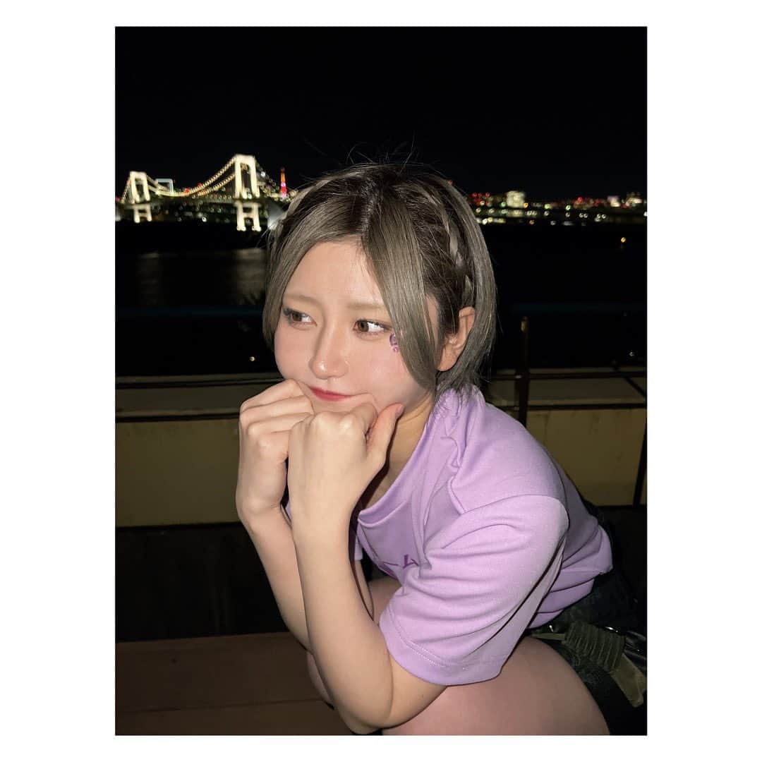 大竹ひとみさんのインスタグラム写真 - (大竹ひとみInstagram)「💜💜💜 . .  顔にキラキラ付けてイベント出たの、 何気初かも🥹✨  . . .  #hado  #arsports #編み込みアレンジ  #外ハネボブ #ハイトーンボブ  #台場  #夜景」11月20日 23時20分 - iamhitomi_48