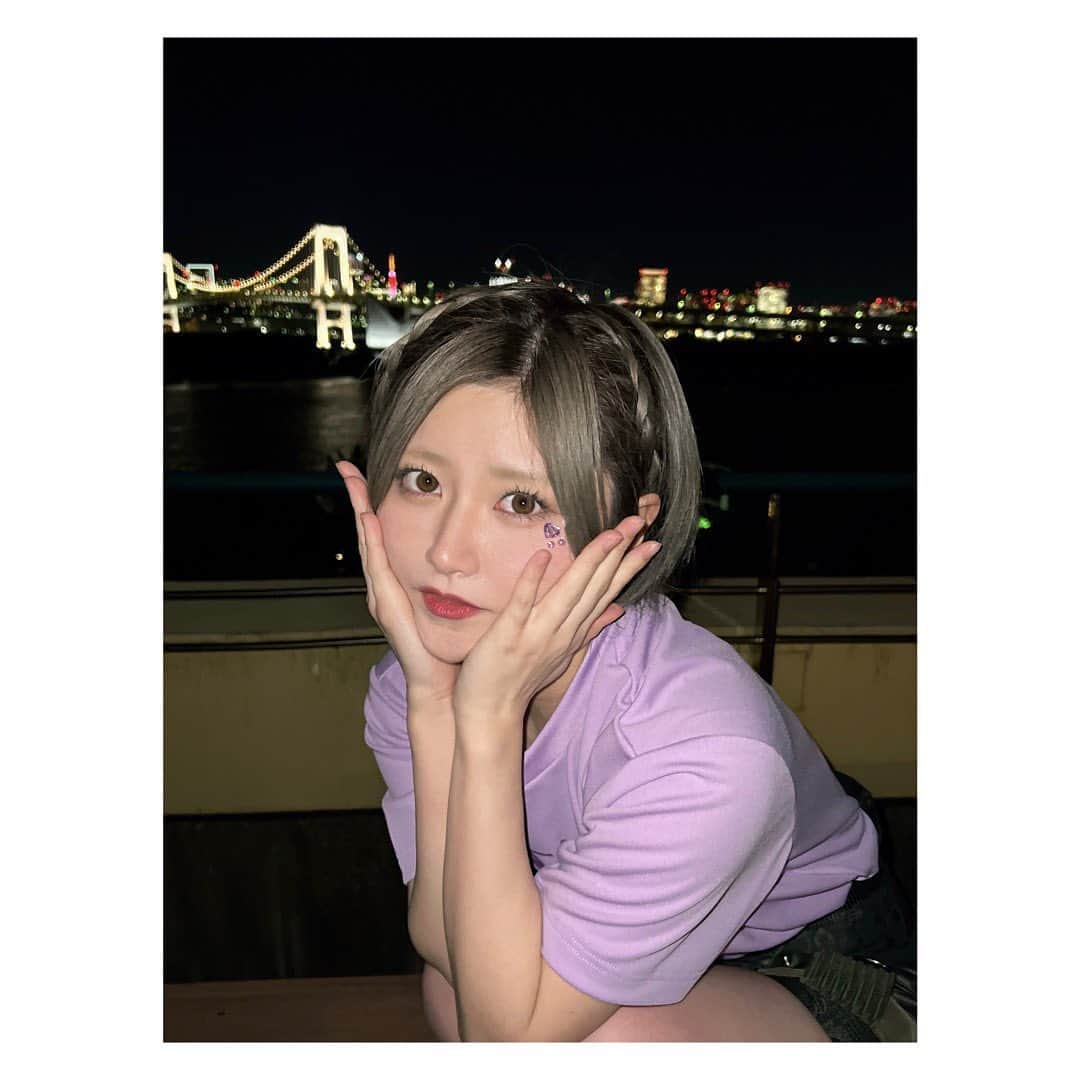 大竹ひとみさんのインスタグラム写真 - (大竹ひとみInstagram)「💜💜💜 . .  顔にキラキラ付けてイベント出たの、 何気初かも🥹✨  . . .  #hado  #arsports #編み込みアレンジ  #外ハネボブ #ハイトーンボブ  #台場  #夜景」11月20日 23時20分 - iamhitomi_48