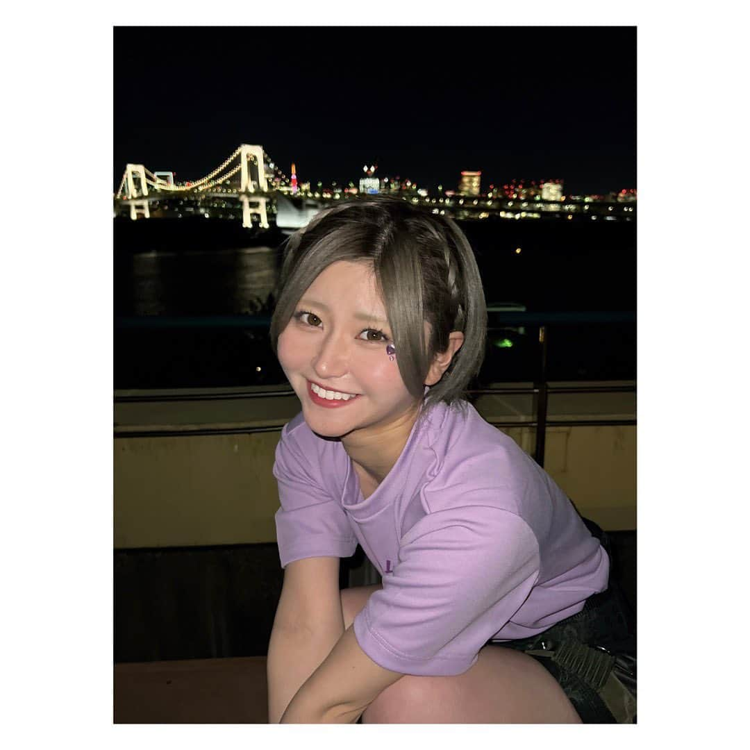 大竹ひとみさんのインスタグラム写真 - (大竹ひとみInstagram)「💜💜💜 . .  顔にキラキラ付けてイベント出たの、 何気初かも🥹✨  . . .  #hado  #arsports #編み込みアレンジ  #外ハネボブ #ハイトーンボブ  #台場  #夜景」11月20日 23時20分 - iamhitomi_48