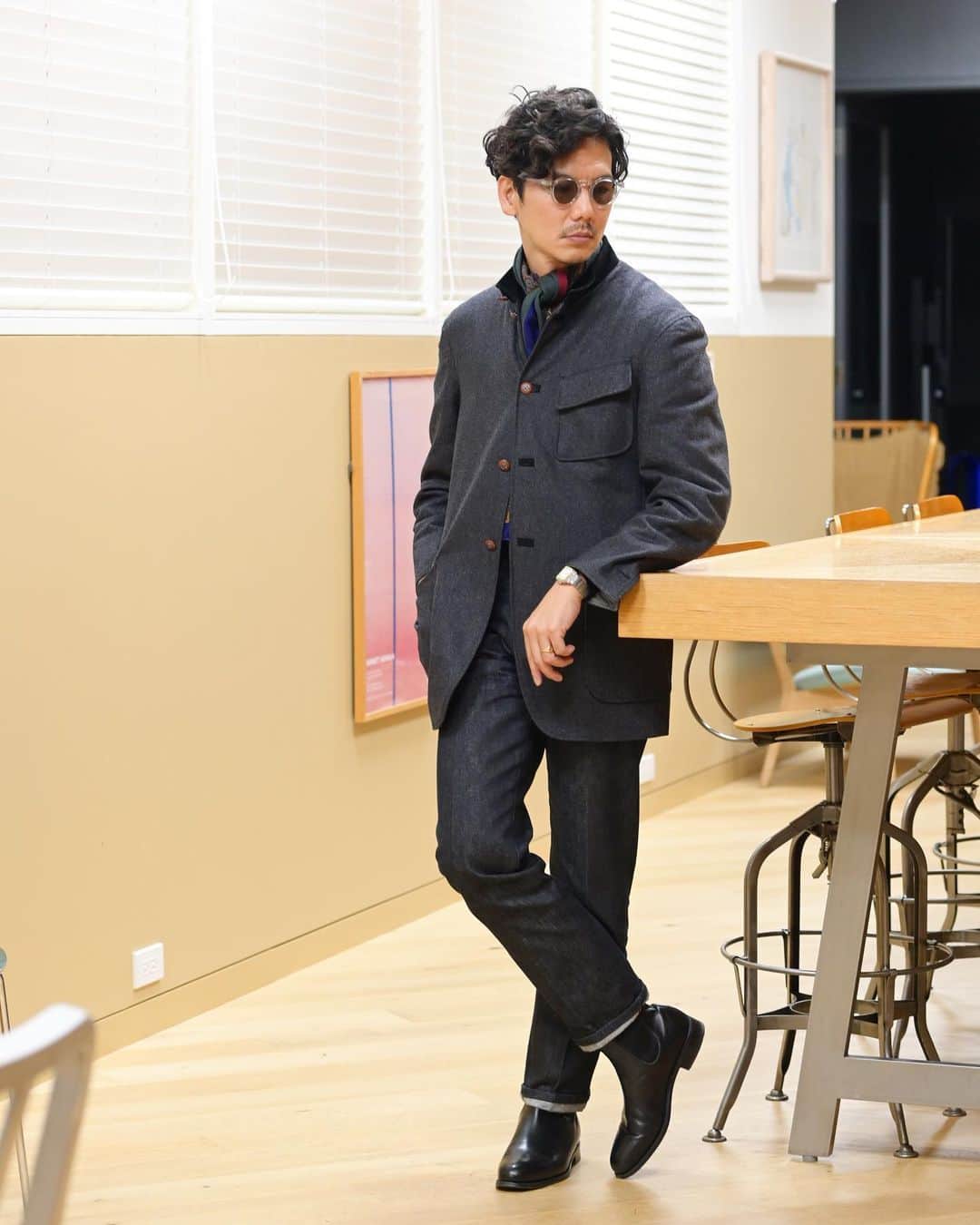 Shuhei Nishiguchiのインスタグラム：「"Rive Gauche Classic style""⬅︎⬅︎⬅︎swipe left 古き良きパリ左岸スタイルに想いを馳せて。 シンプルで気取らずに。  Tap for Brands ・ ITEM Jacket： #arnys Knit： @morgano_official Stole： @etro  Jeans： #avn Shoes： @jmwestonofficial  Eyewear： French 40's  ・ #rivegauche #menwithclass #classicmenswear #pr #influence #bestoftheday #vintagewear #spezzatura #outfitmen」