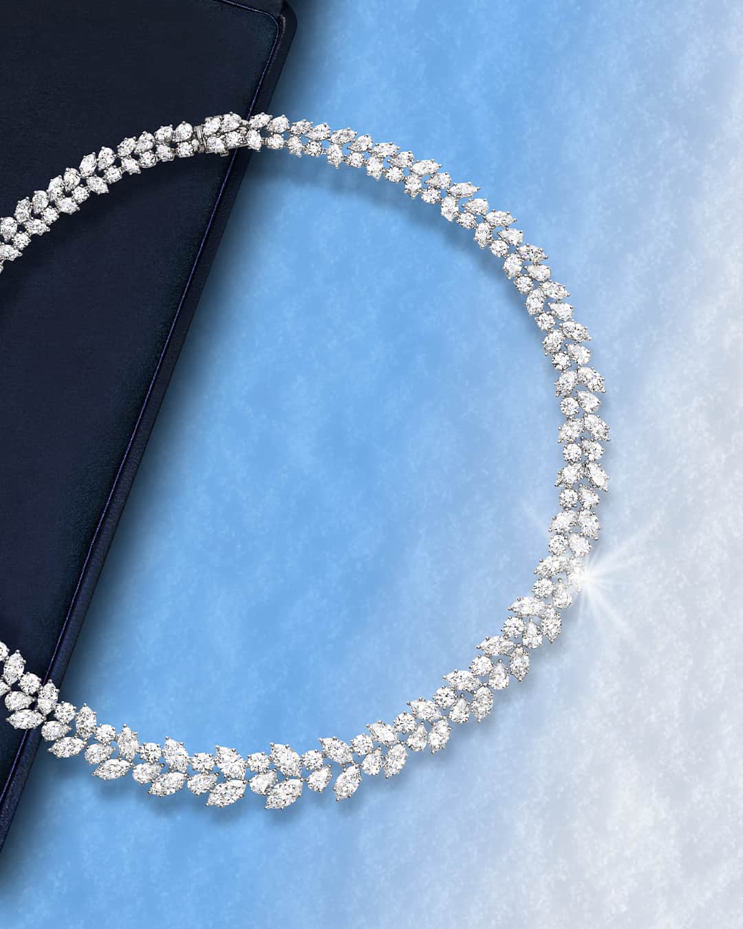 ハリー・ウィンストンのインスタグラム：「Inspired by fresh snow glistening on a holly wreath at his Scarsdale estate, Mr. Winston designed this diamond necklace as the inaugural jewel of the iconic Winston Cluster Collection. With a minimal platinum setting and sculptural clusters, it defines the hallmarks of the House aesthetic. Tap the link in bio to discover a world of frosted brilliance. #WinstonCluster #HarryWinston」